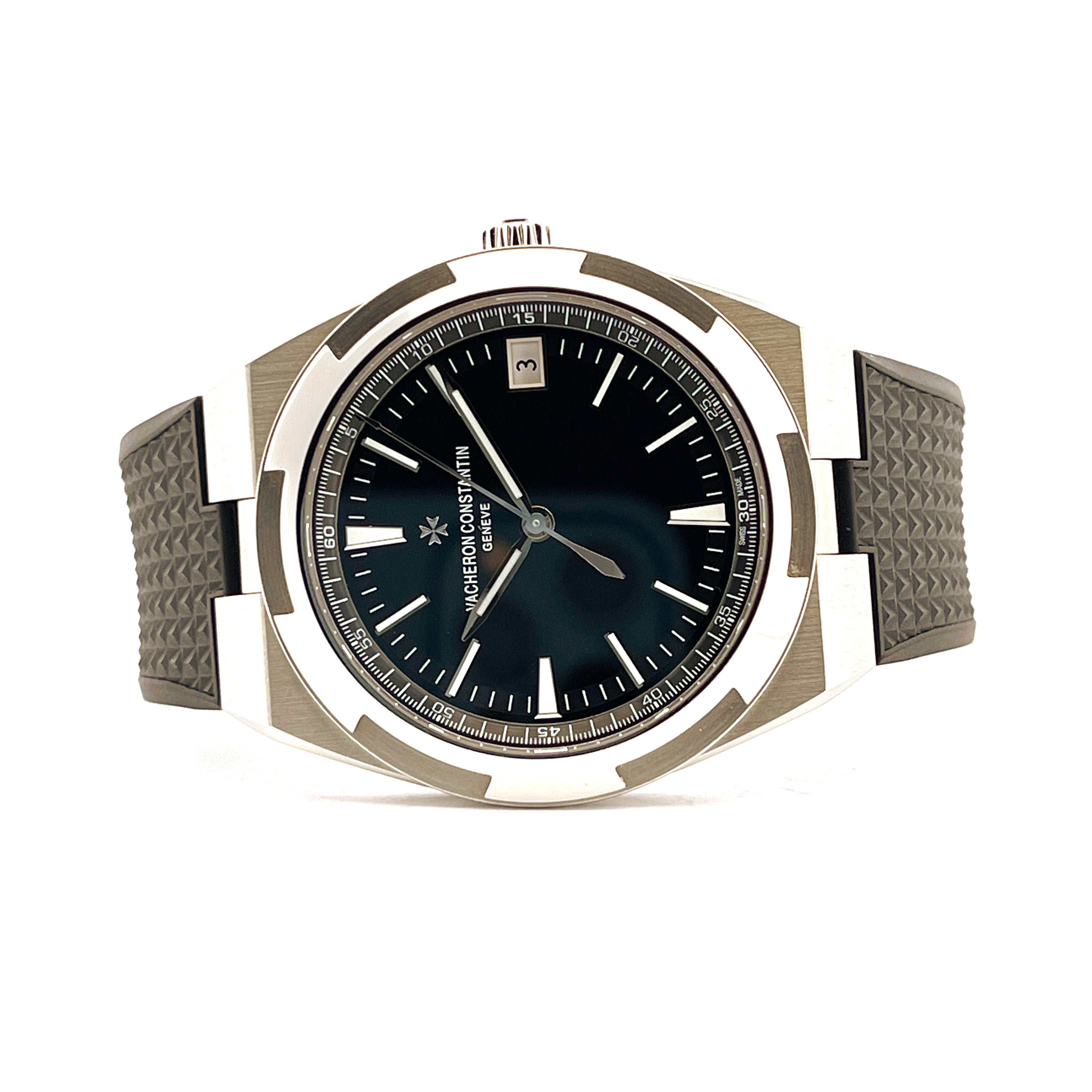 Vacheron Constantin Overseas Automatik Uhr mit schwarzem Zifferblatt und Edelstahllünette vor weißem Hintergrund