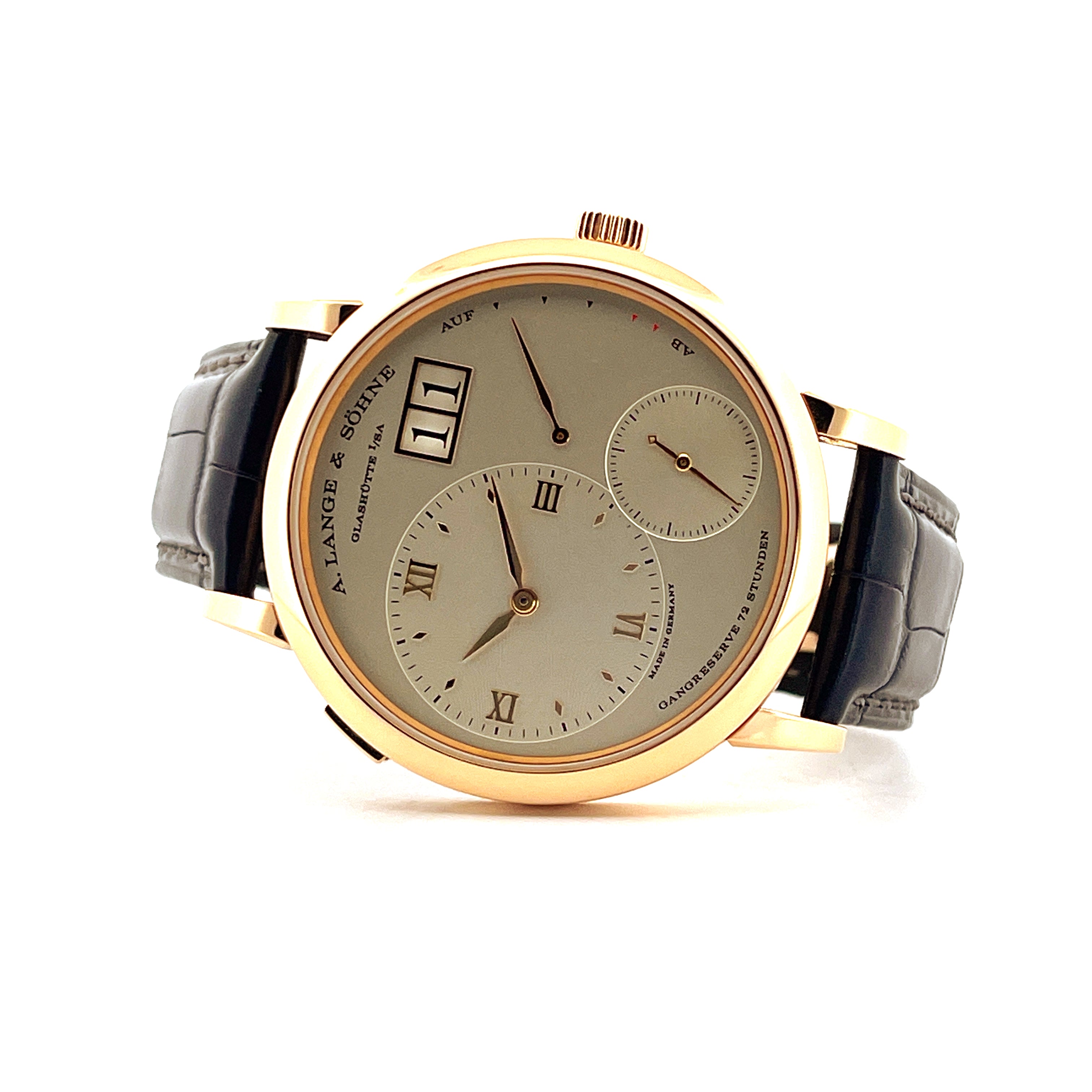 A. Lange & Söhne Grand Lange 1 Roségold Uhr mit schwarzem Lederarmband auf weißem Hintergrund