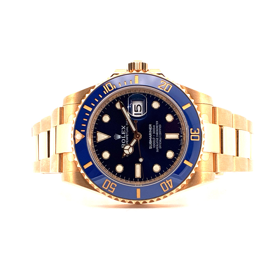 Rolex Submariner Date Gelbgold mit blauem Zifferblatt und blaue Lünette Frontansicht auf weißem Hintergrund