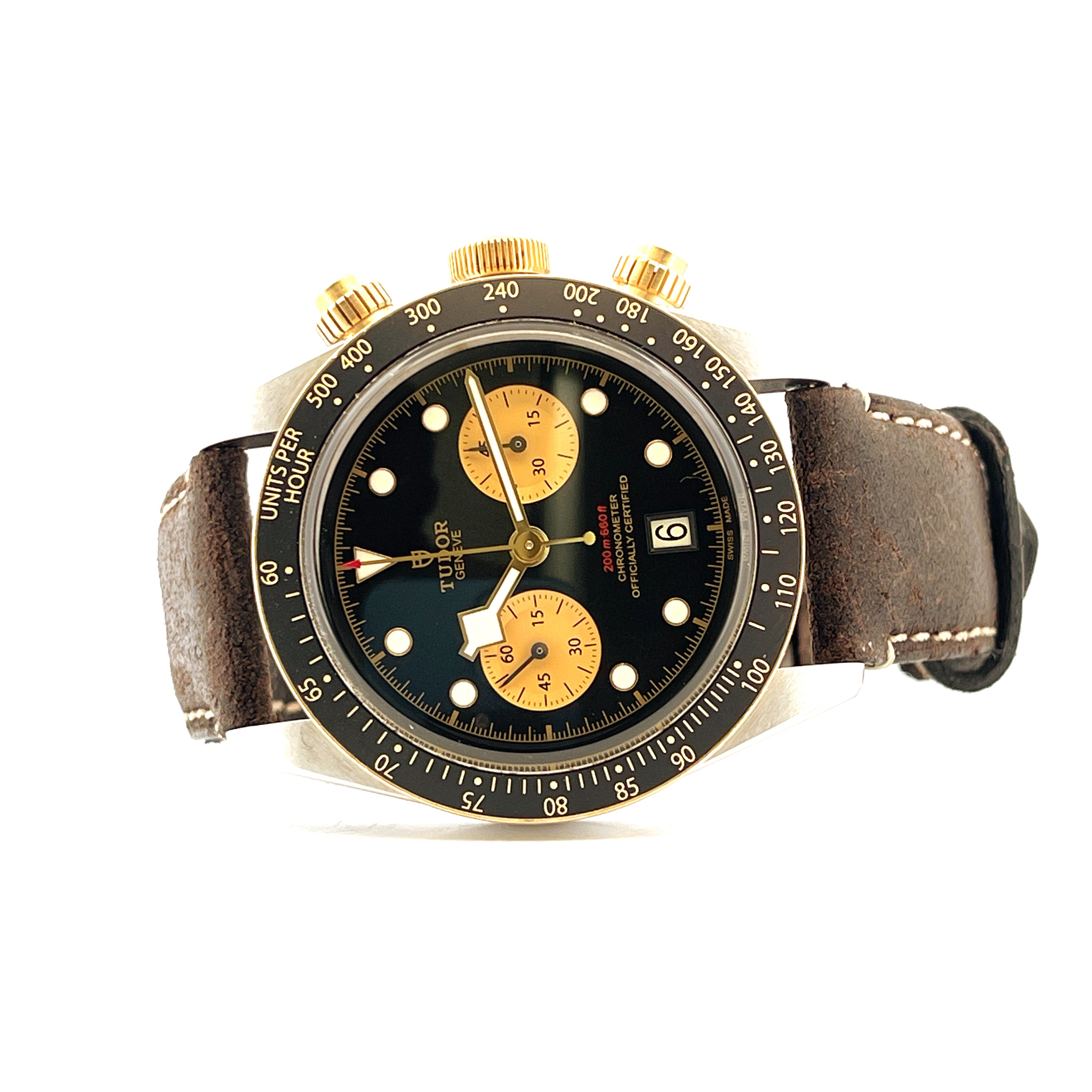 Tudor Black Bay Chrono S&G, goldfarbene Tachymeterskala auf schwarzem Zifferblatt mit braunem Lederarmband