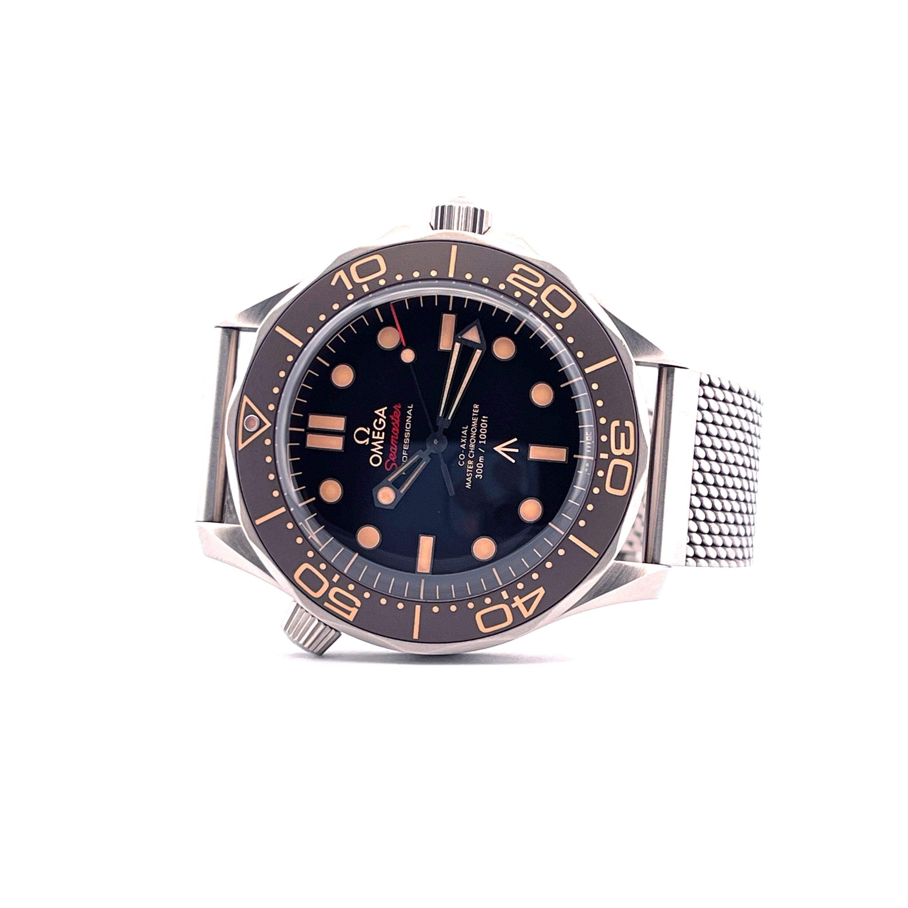 Omega Seamaster Diver 300m Titan mit schwarzem Zifferblatt und Titanarmband auf weißem Hintergrund