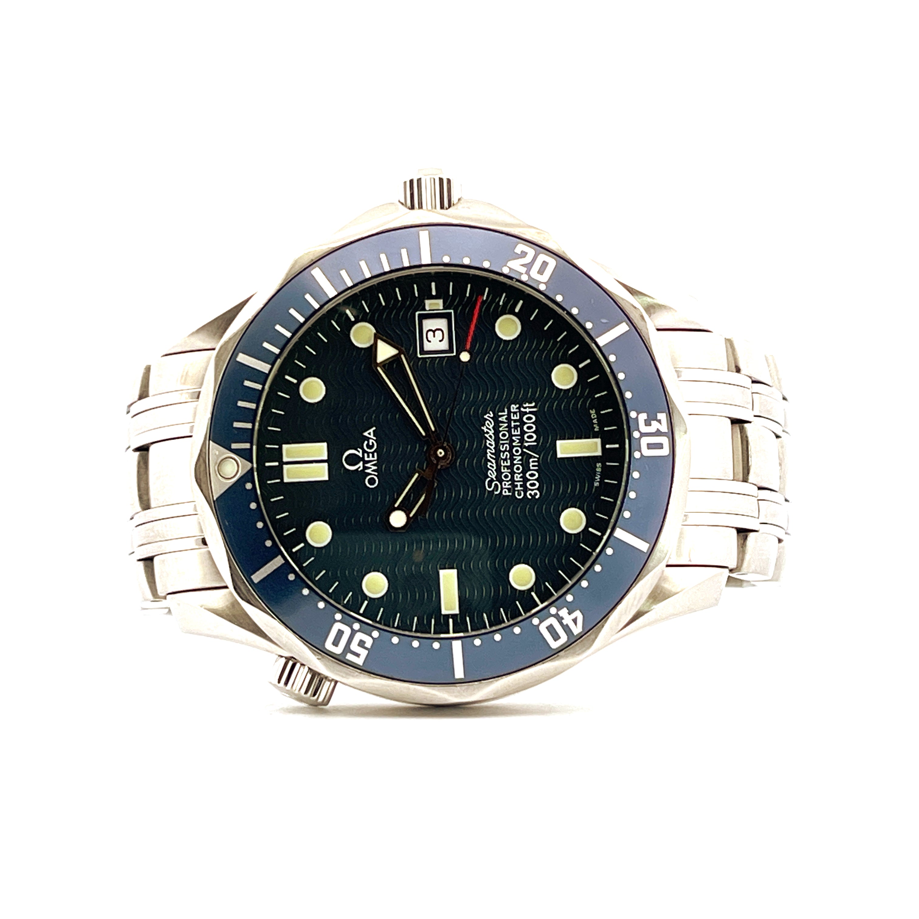 Omega Seamaster Professional 300 Automatik mit blauem Wellenmuster Zifferblatt im Frontal-Shot