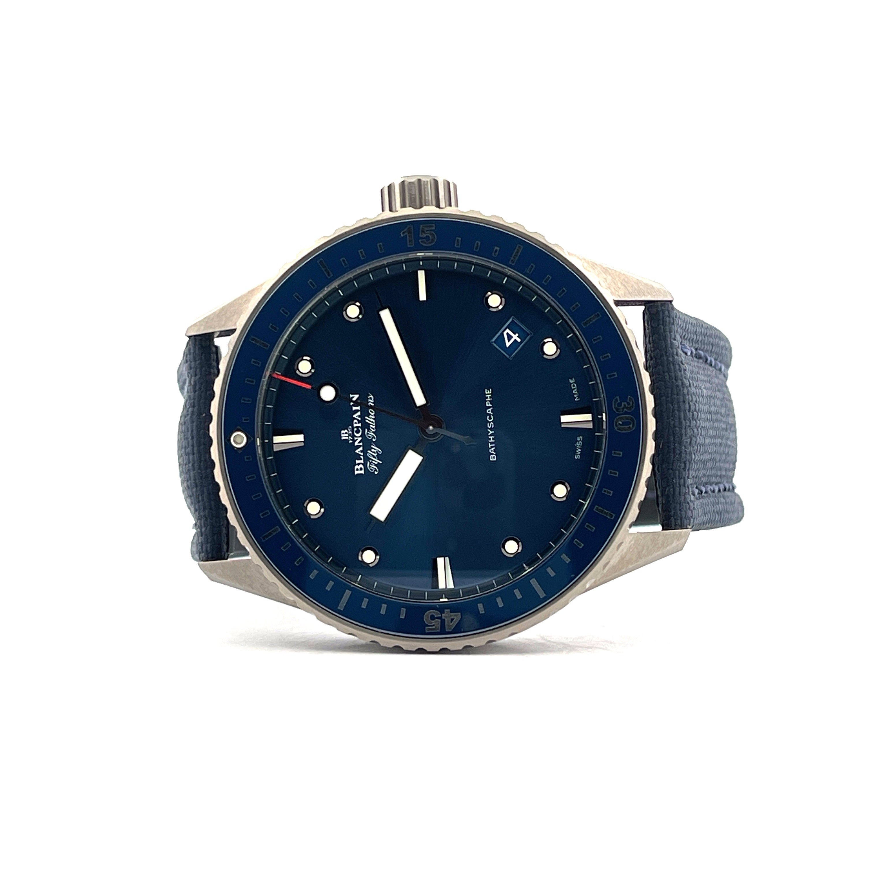 Blancpain Fifty Fathoms Bathyscaphe Ceramic Blue Titan mit blauem Textilarmband auf weißem Hintergrund