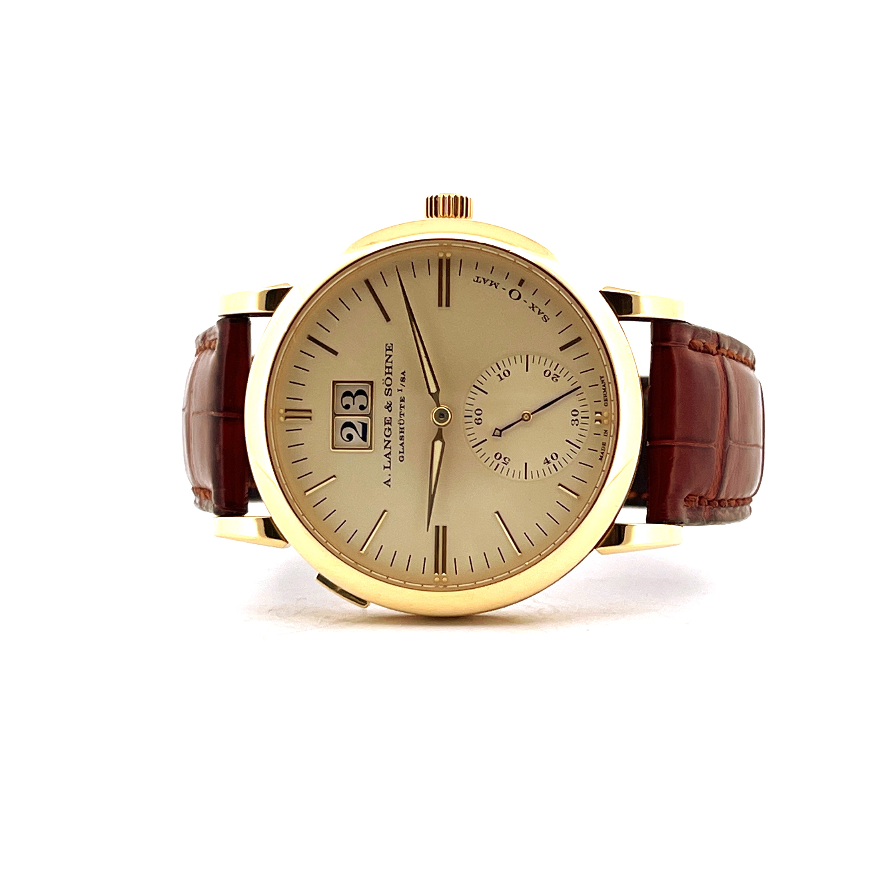 Frontansicht einer A. Lange & Söhne Langematik aus Gelbgold mit braunem Lederarmband