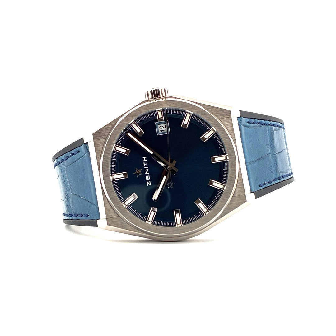 Zenith Defy Classic Titan 41mm Automatik mit blauem Zifferblatt und hellblauem Krokodillederarmband vor weißem Hintergrund