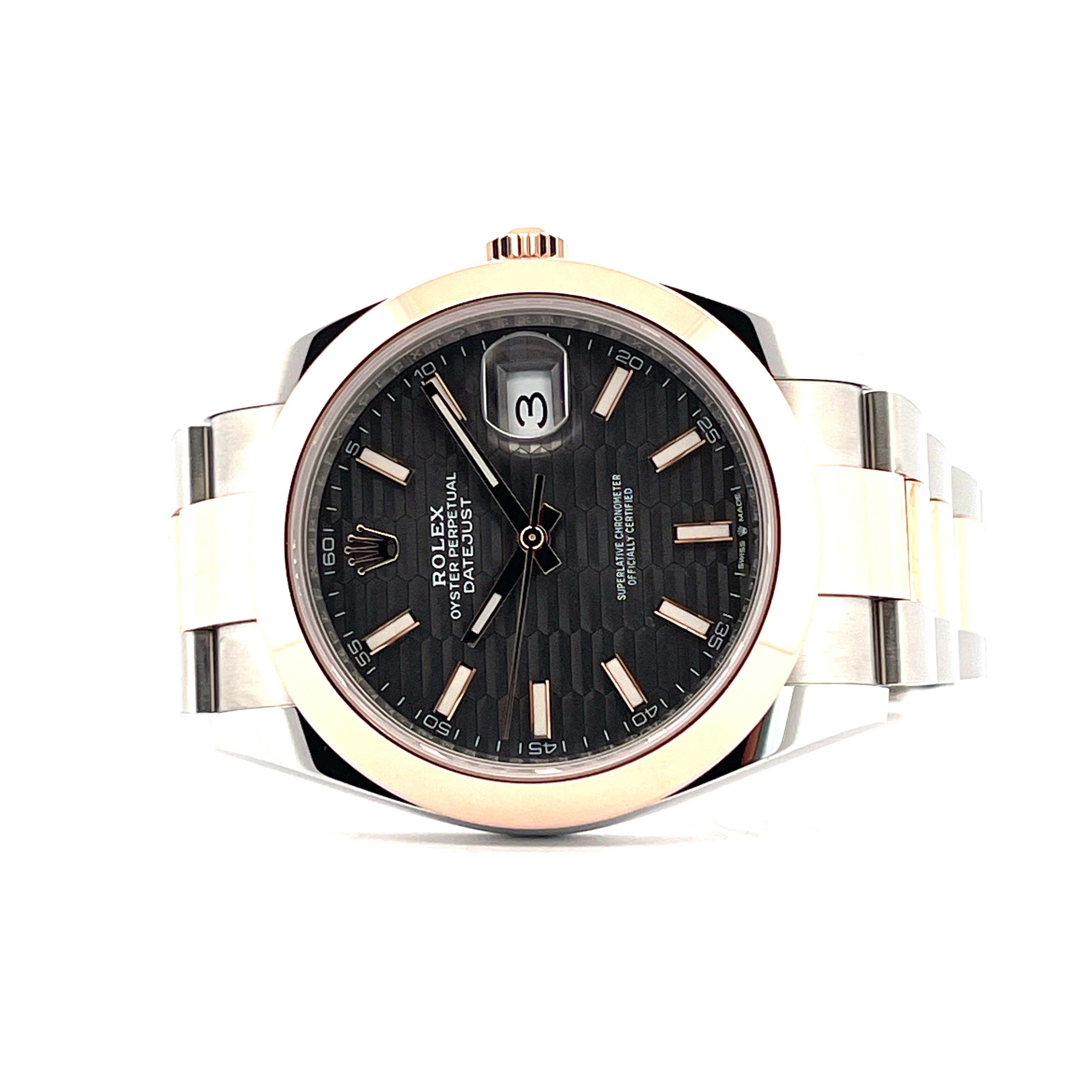 Rolex Datejust 41 im Frontalansicht mit einem Wabenmuster-Zifferblatt aus Stahl und Gold, mit Datumskomplikation