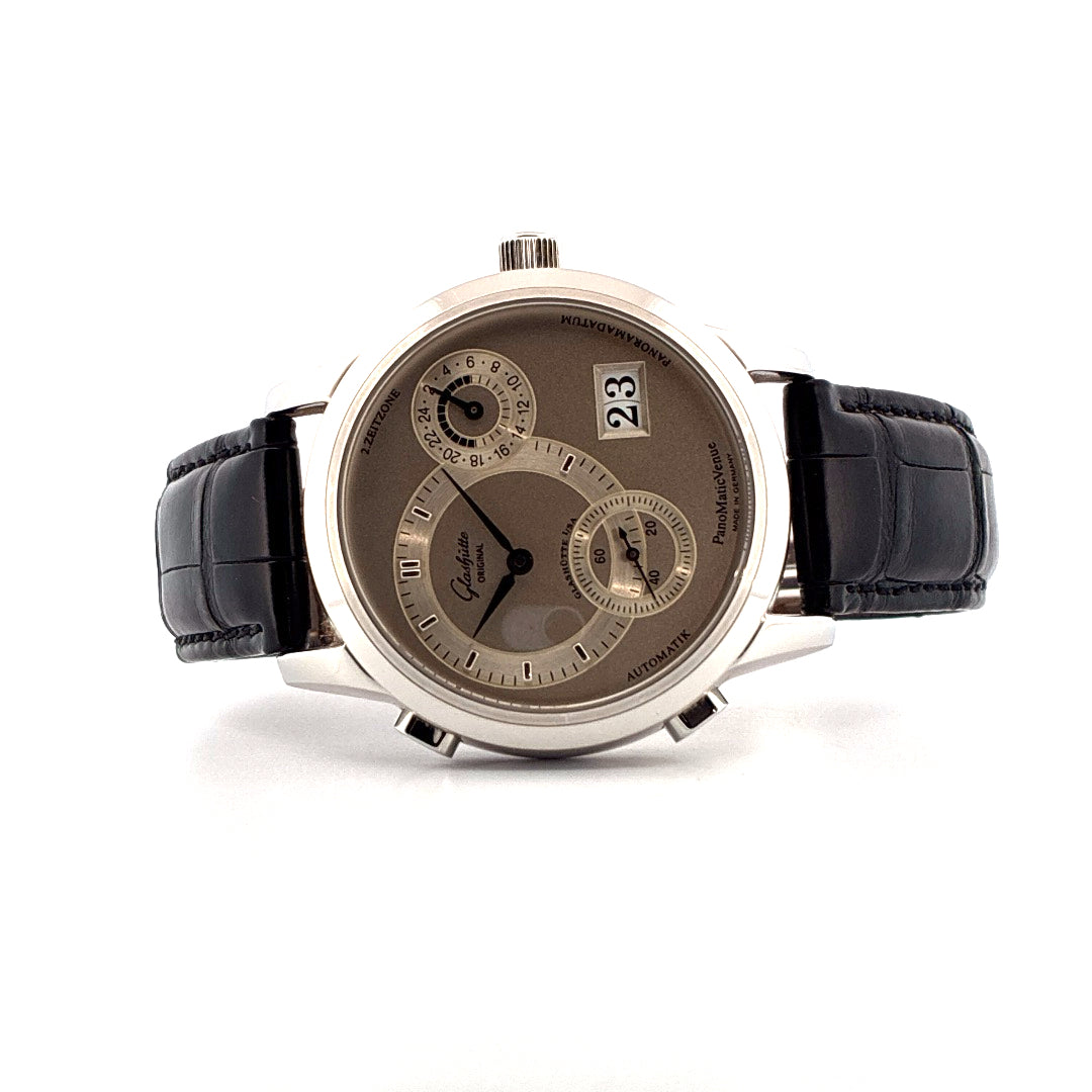 Glashütte Original PanoMatic Venue Stahl Herrenuhr mit schwarzem Lederarmband und zweiter Zeitzone Frontansicht