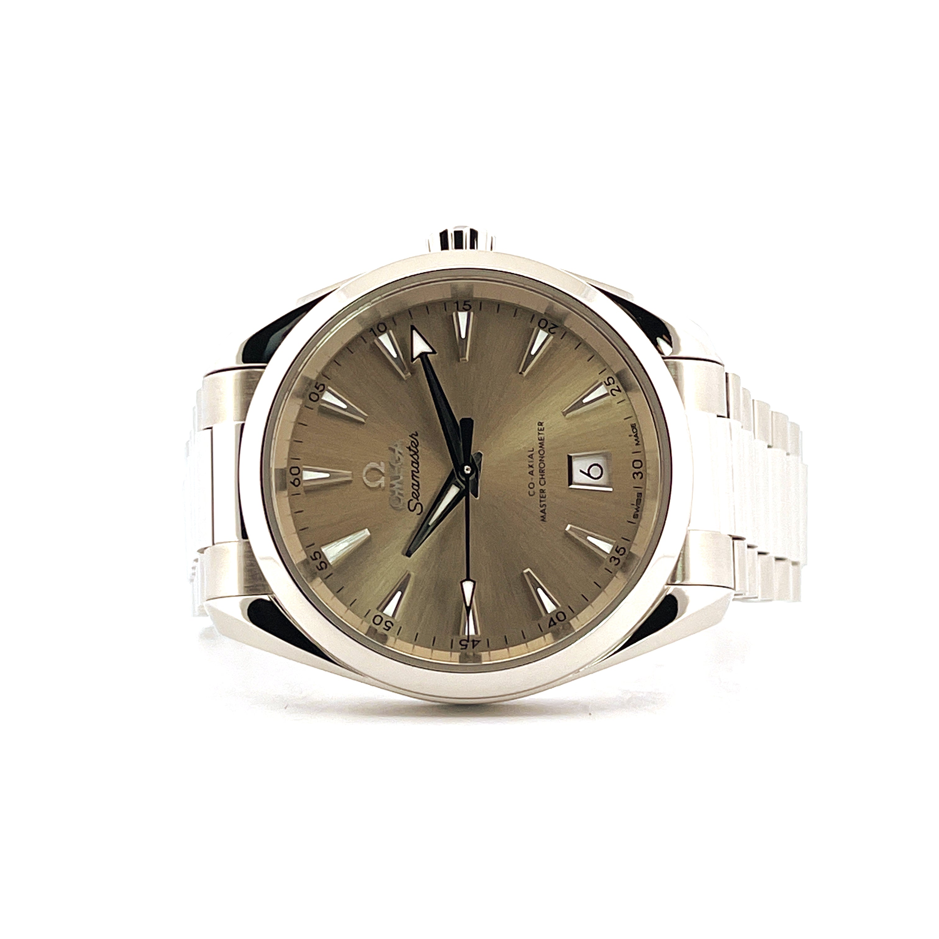 Omega Seamaster Aqua Terra 150M Sandstone 38 mm in Stahl mit goldenem Zifferblatt und Lederarmband auf weißem Hintergrund