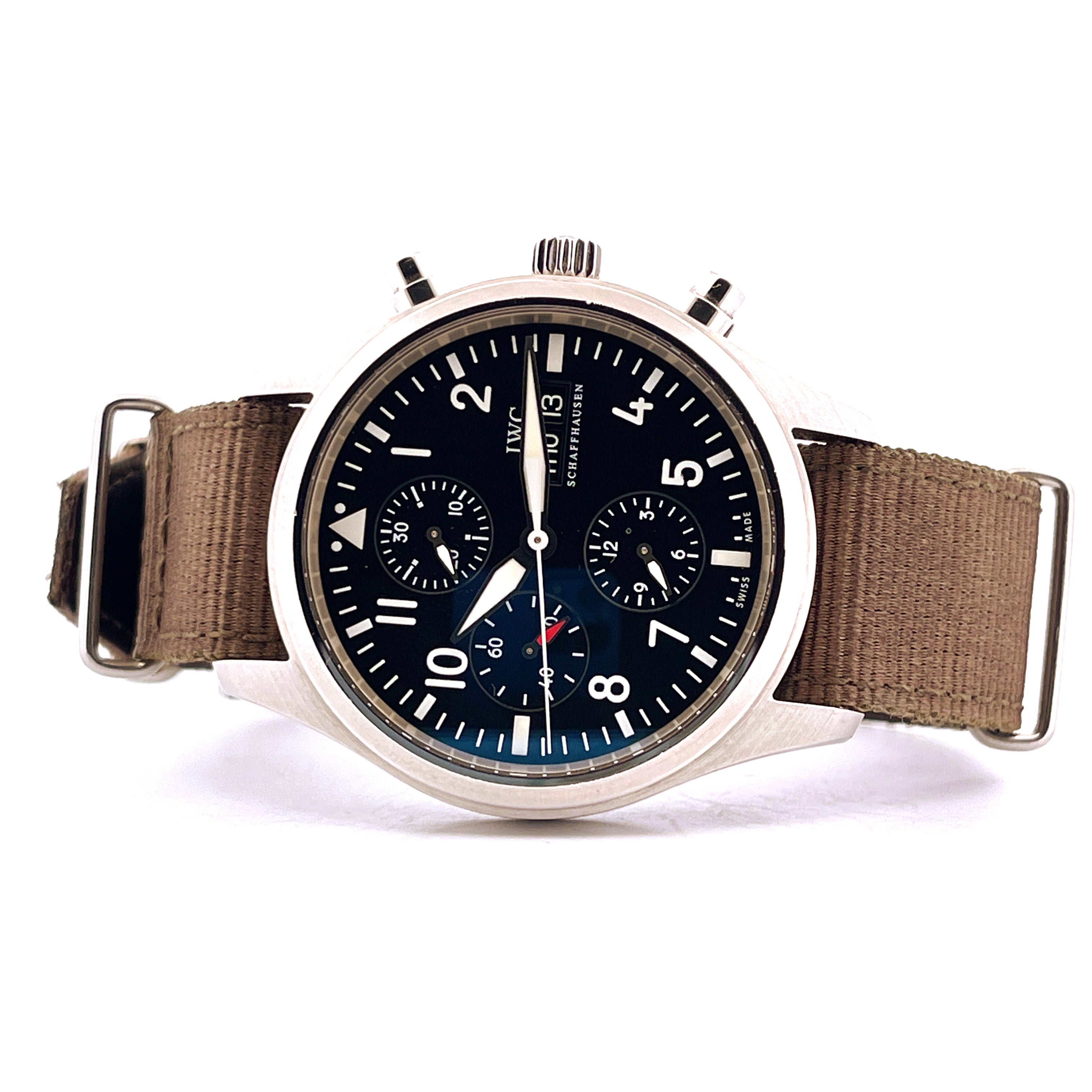 IWC Fliegeruhr Chronograph Ref. 371701 im Frontalansicht mit braunem Textilarmband auf weißem Hintergrund