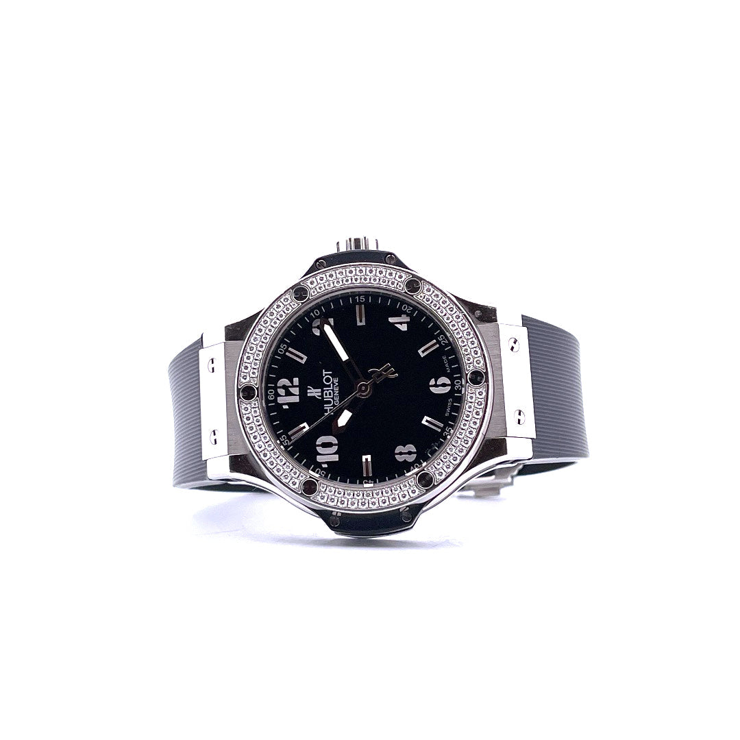 Hublot Big Bang 38 mm Uhr in Silber mit schwarzem Zifferblatt und besetzter Lünette auf weißem Hintergrund