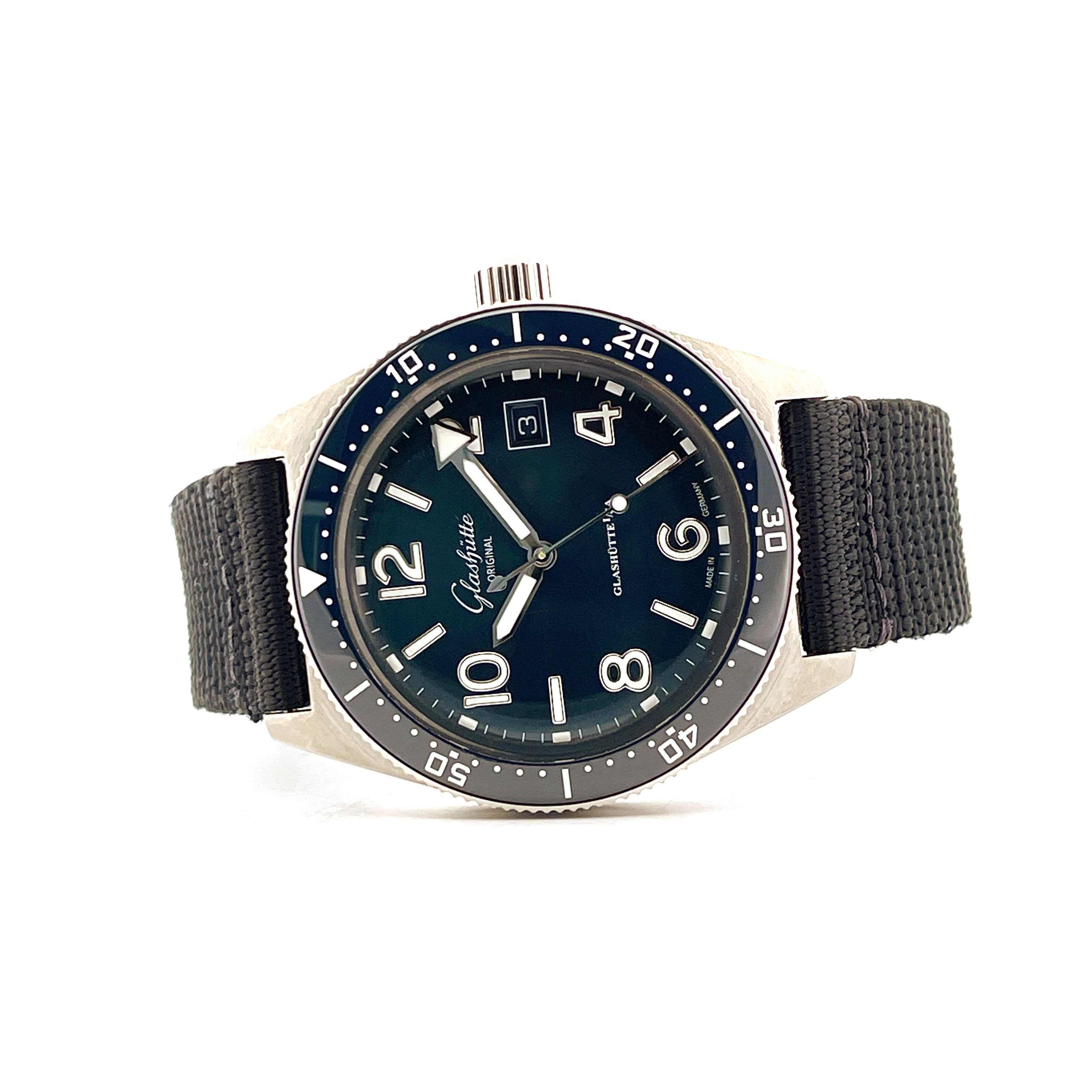 Glashütte Original Seaq Blue 39,5 im Frontalansicht mit schwarzem Nato-Armband auf weißem Hintergrund