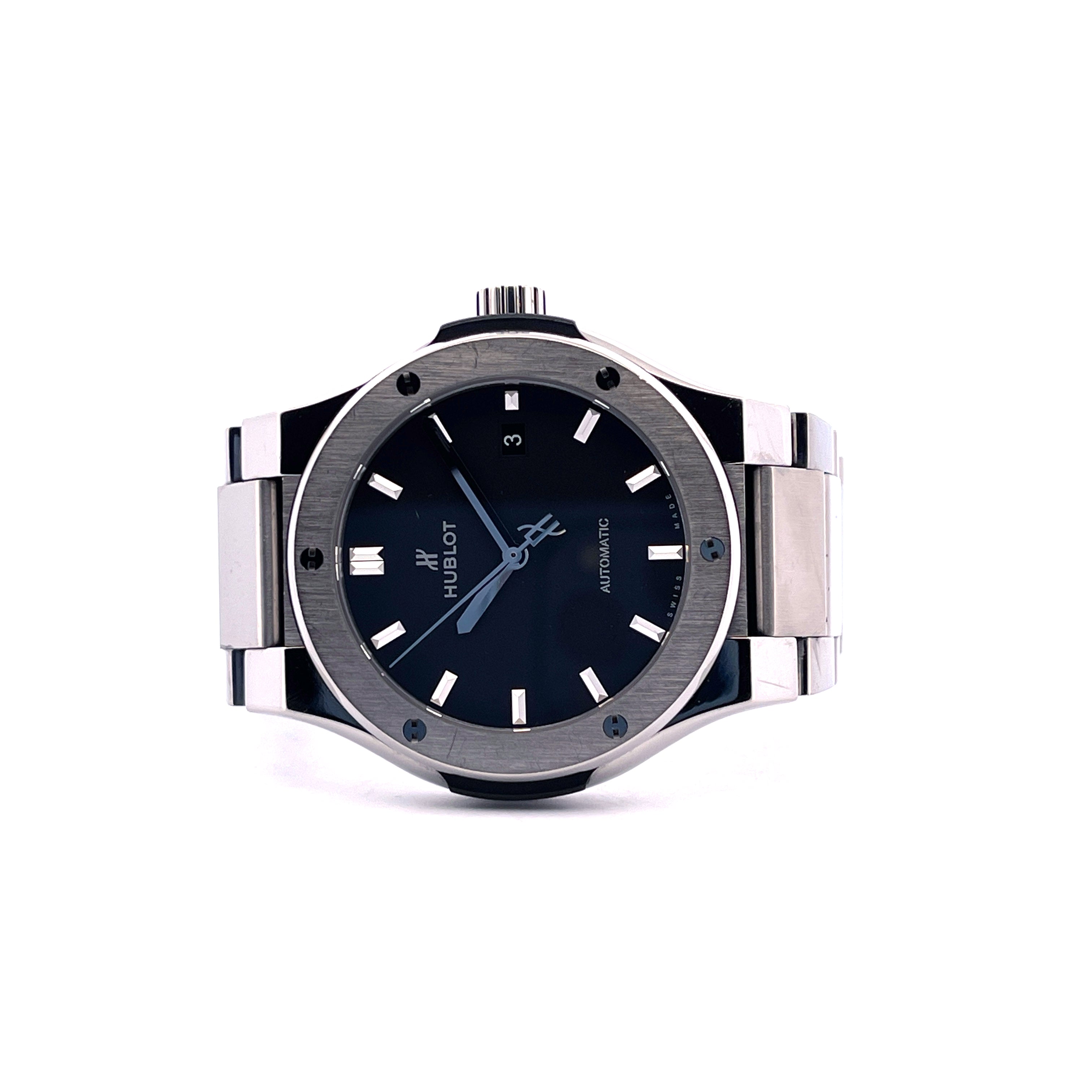 Hublot Classic Fusion Automatik Uhr mit schwarzem Zifferblatt und Titan Gehäuse auf weißem Hintergrund