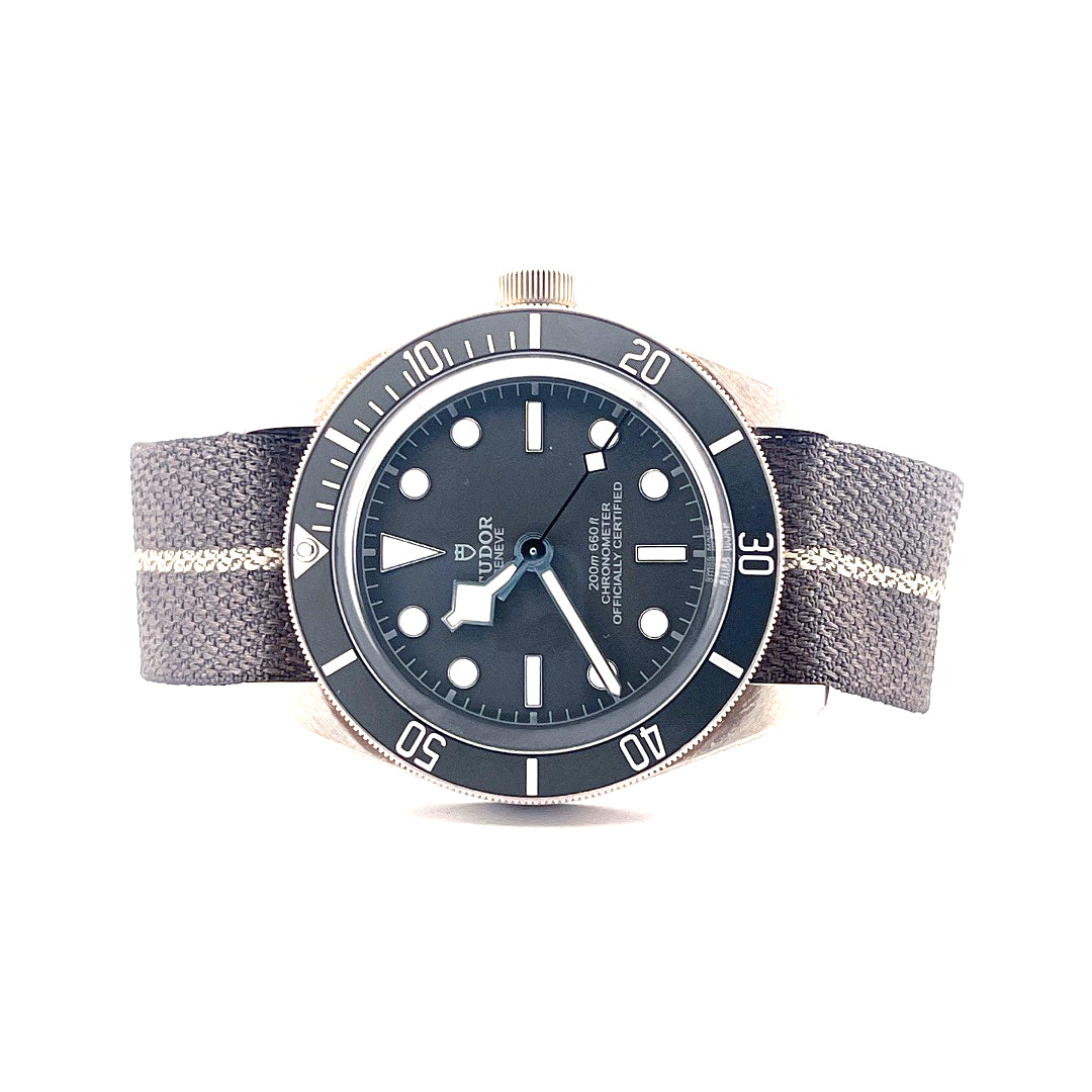 Tudor Black Bay Fifty-Eight 925 Silber mit grauem Textilband, silbernem Gehäuse und dunklem Zifferblatt