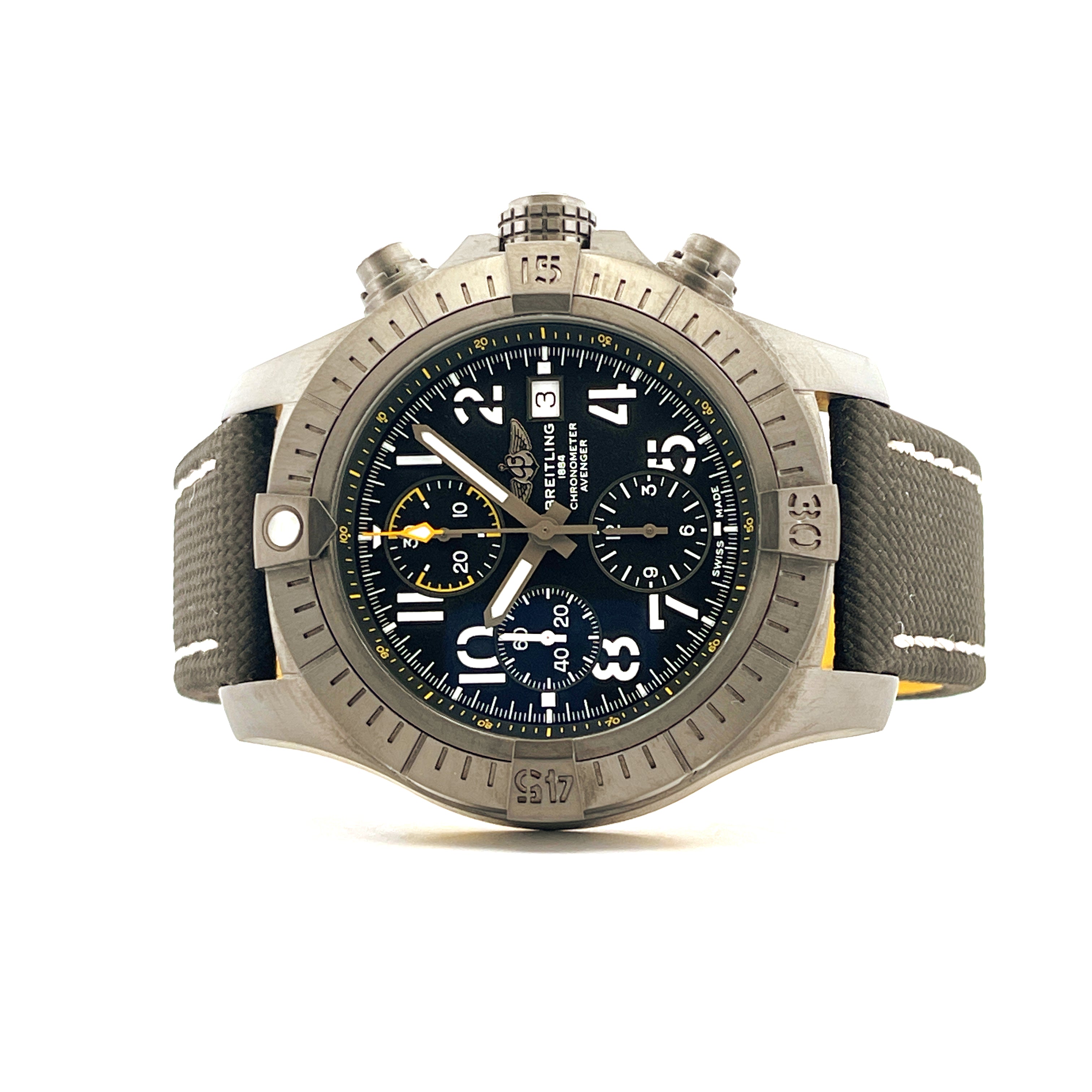 Breitling Avenger Chronograph Night Mission Titan DLC mit schwarzem Armband Frontansicht auf weißem Hintergrund