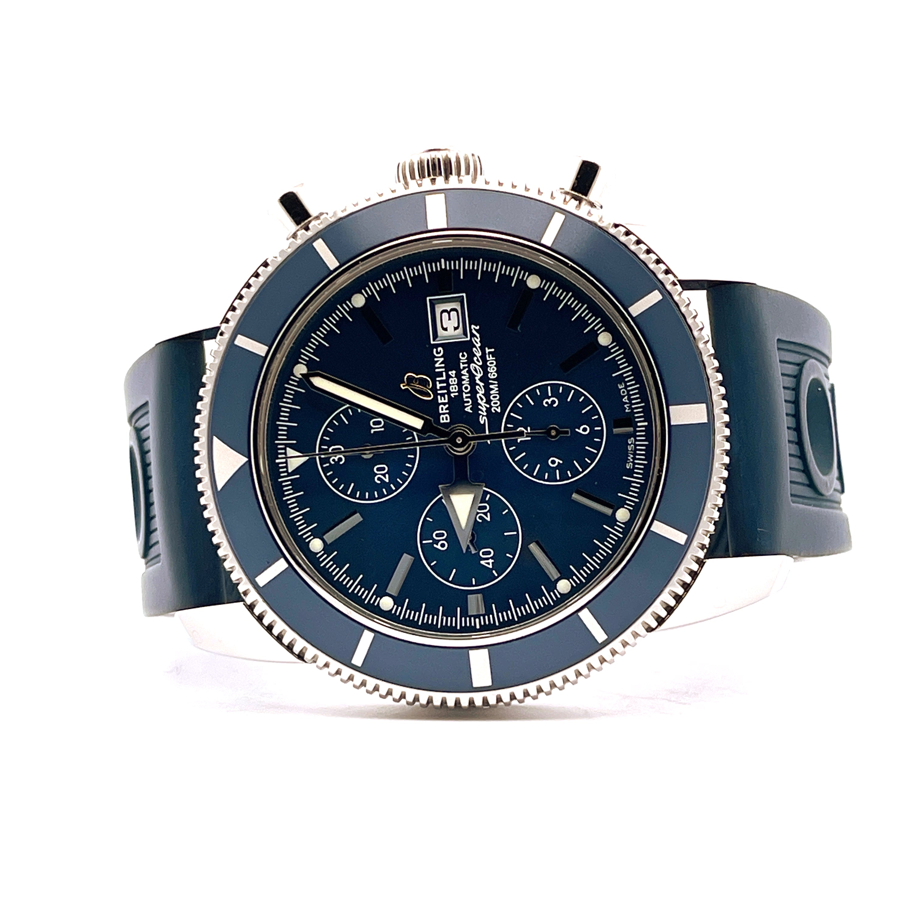 Breitling Superocean Heritage Chronograph mit blauem Zifferblatt und Kautschukarmband in Nahaufnahme auf weissem Hintergrund