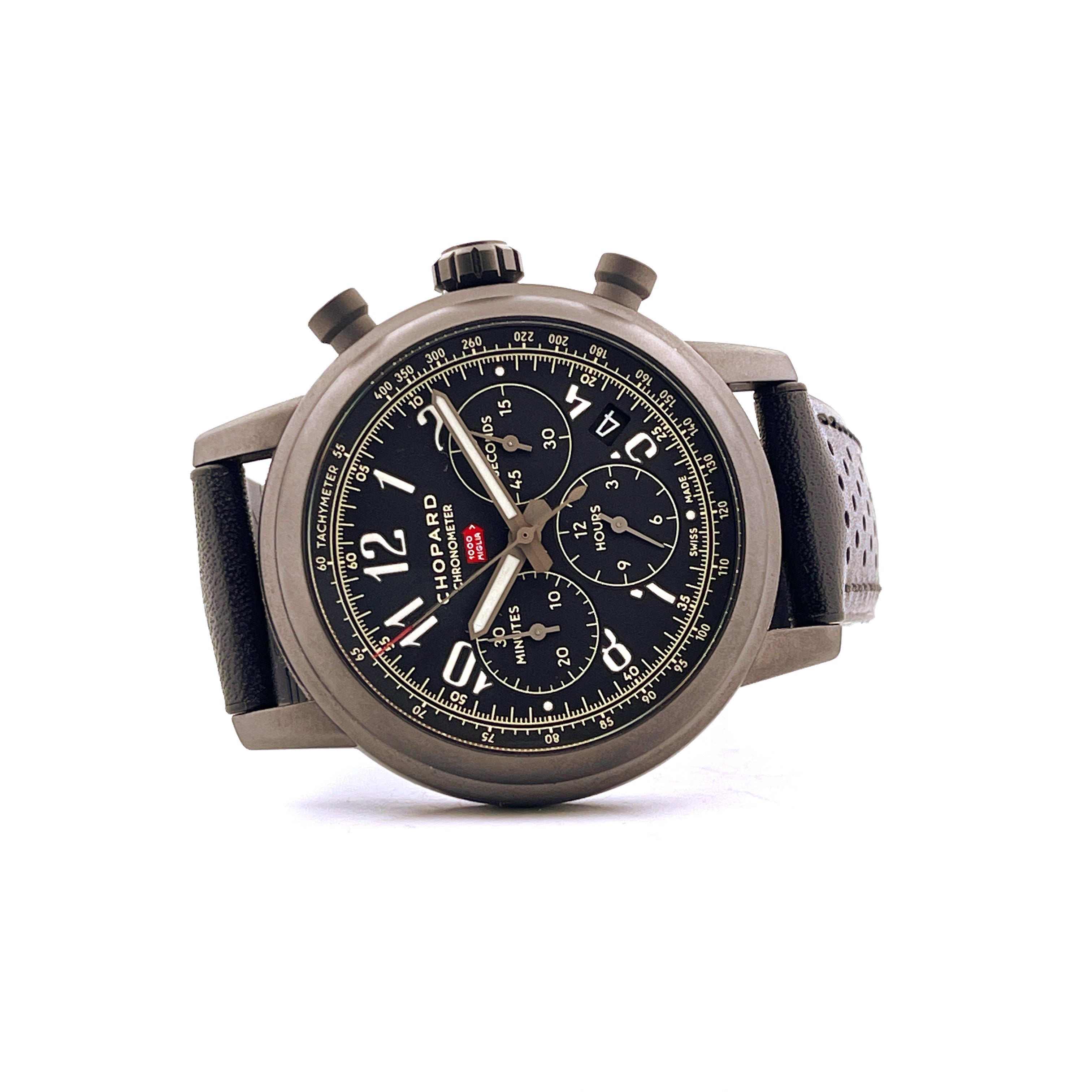 Chopard Mille Miglia Race Edition Automatikuhr mit schwarzem Zifferblatt und Lederarmband auf weißem Hintergrund