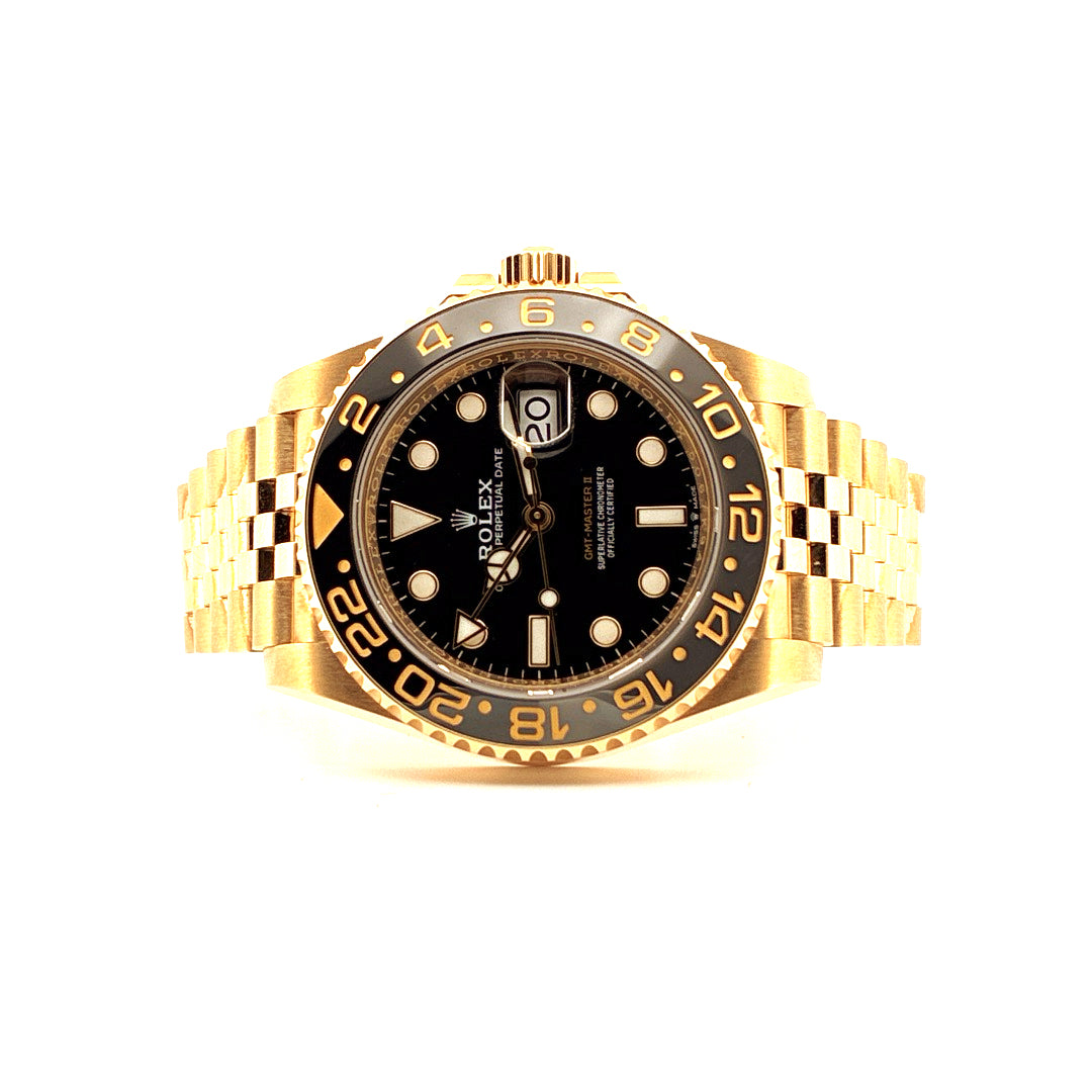 Rolex GMT-Master II 126718GRNR aus Gelbgold mit schwarzem Zifferblatt frontal auf weißem Hintergrund