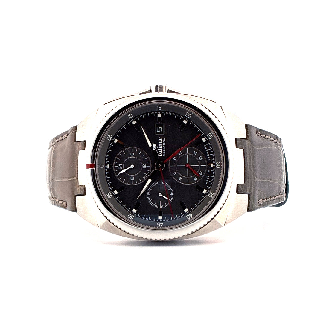 Tutima Saxon One Chronograph mit schwarzem Zifferblatt und grauem Lederarmband im Studio