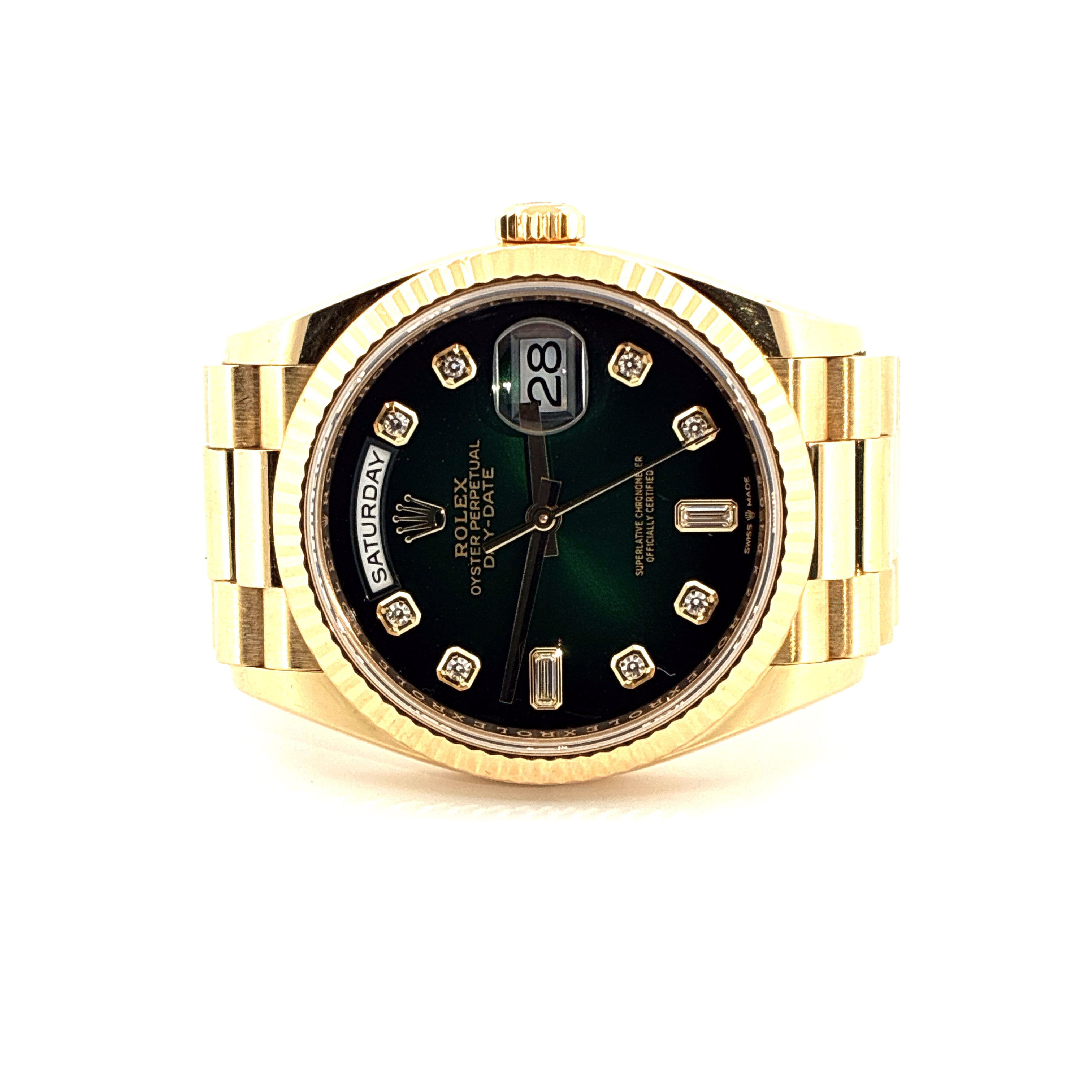 Rolex Day-Date 36 Gelbgold mit grünem Zifferblatt und Diamantenfrontansicht auf weißem Hintergrund