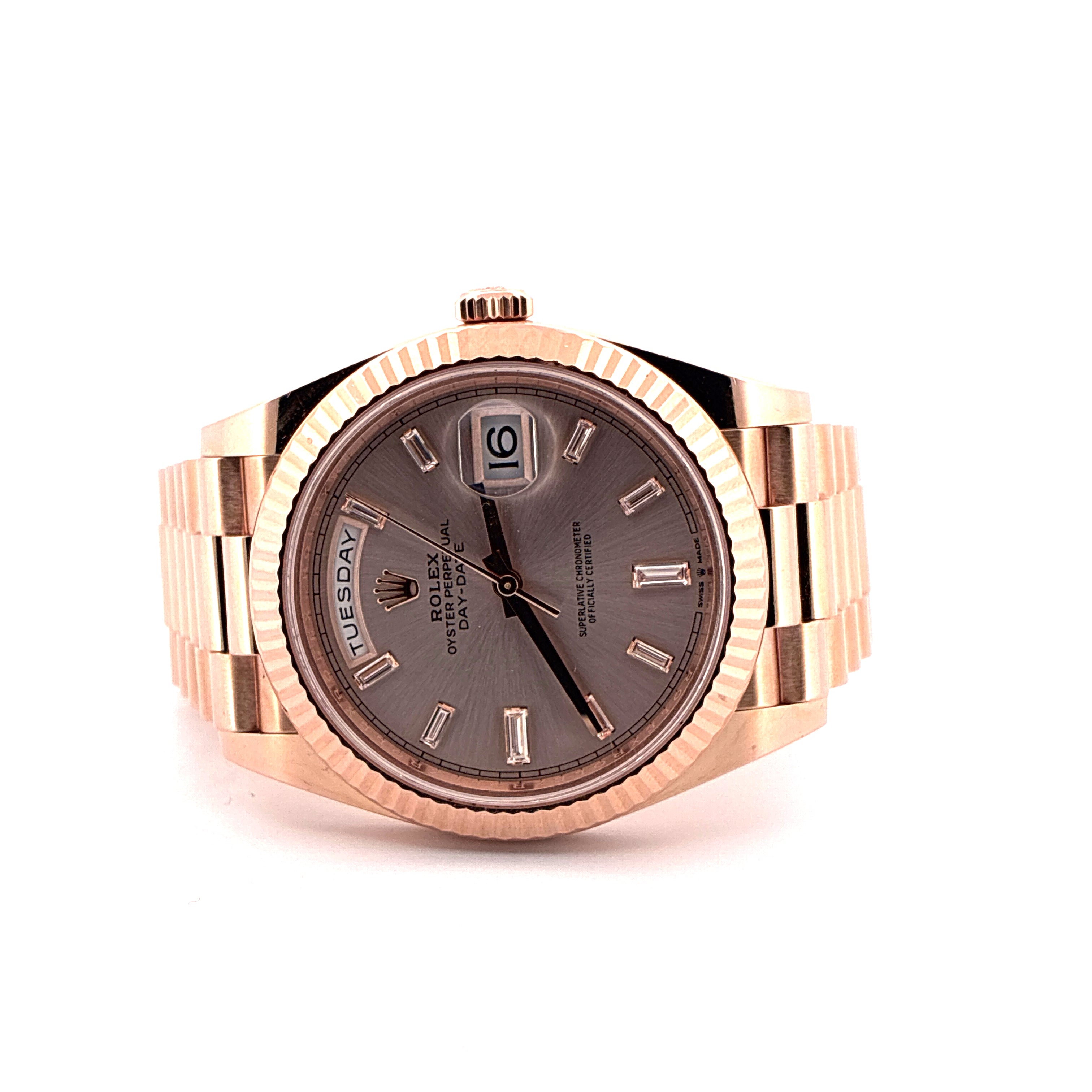 Rolex Day-Date 40 aus Roségold mit graumeliertem Zifferblatt und Fensteranzeige des Wochentags auf weißem Hintergrund