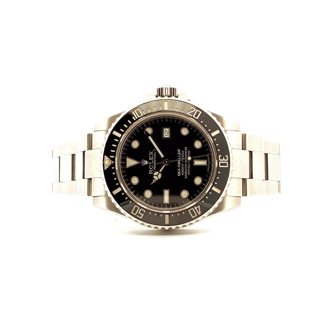 Rolex Sea-Dweller 4000 Automatik Herrenuhr Edelstahl mit schwarzem Zifferblatt auf weißem Hintergrund