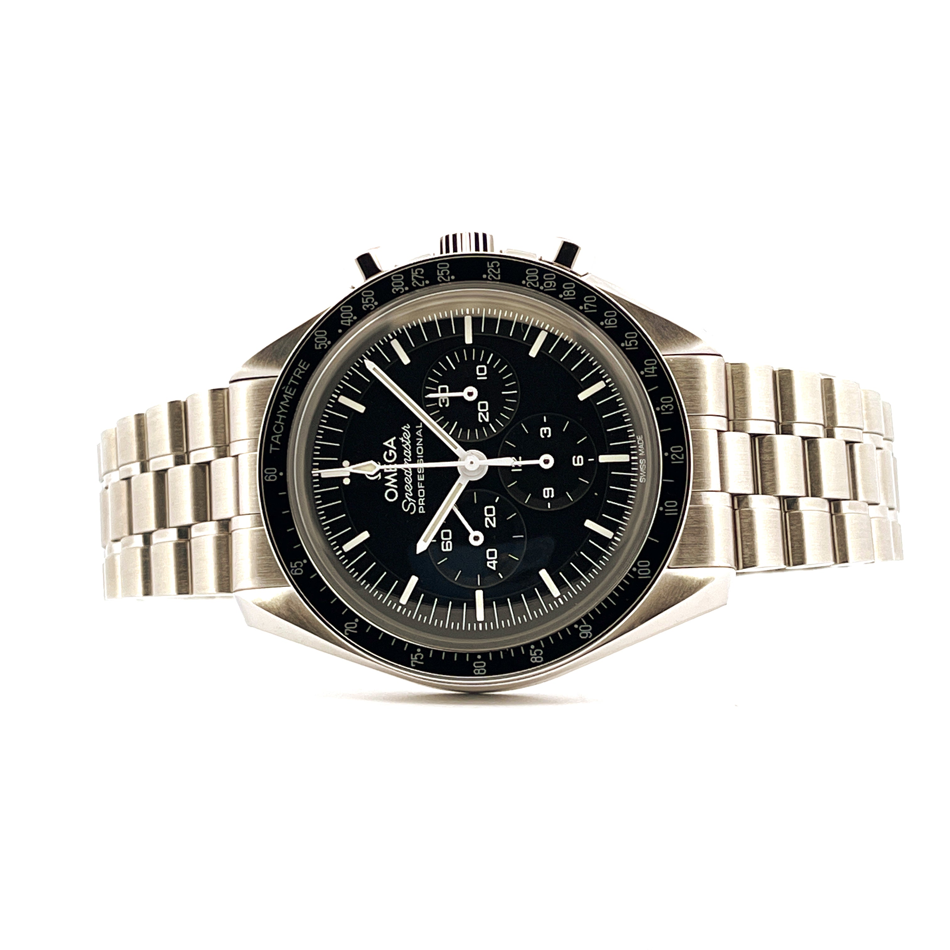 Omega Speedmaster Moonwatch Hesalit 2025 Frontansicht Edelstahl Armband schwarzes Zifferblatt Tachymeter-Lünette