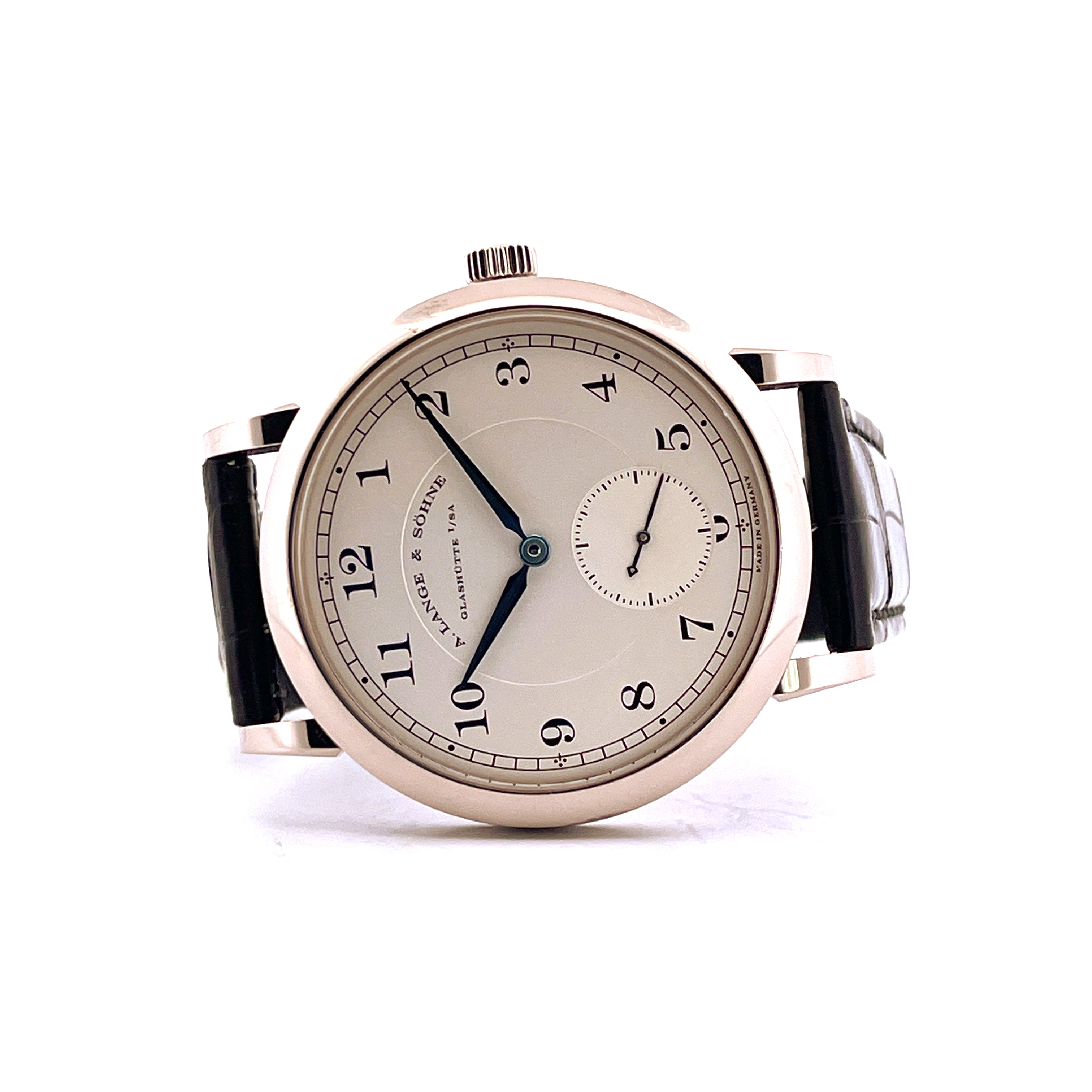 A. Lange & Söhne 1815 Weißgold 40 mm mit schwarzem Lederarmband auf weißem Hintergrund