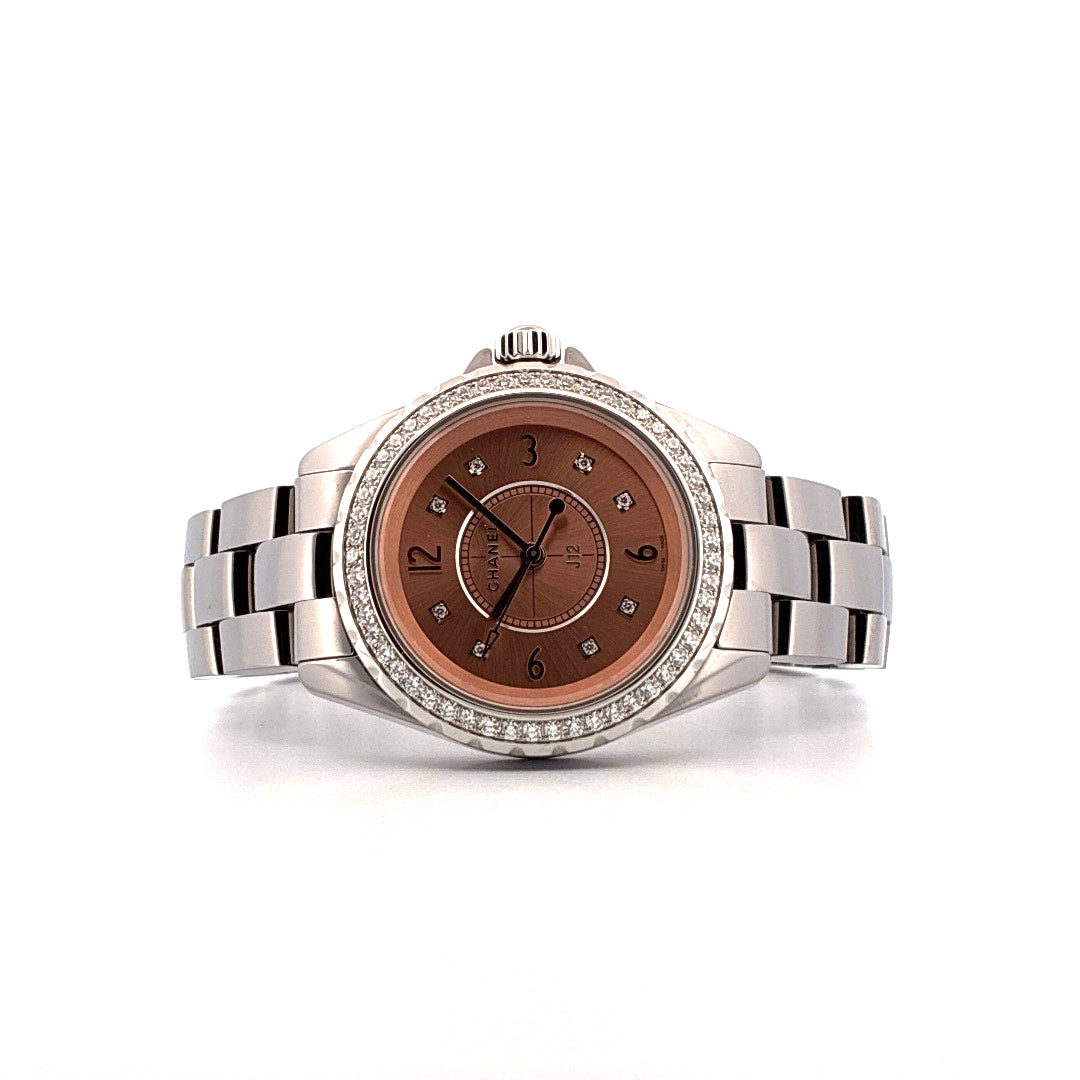 Chanel J12 33mm mit rosafarbenem Zifferblatt und Diamantlünette auf silbernem Gliederarmband