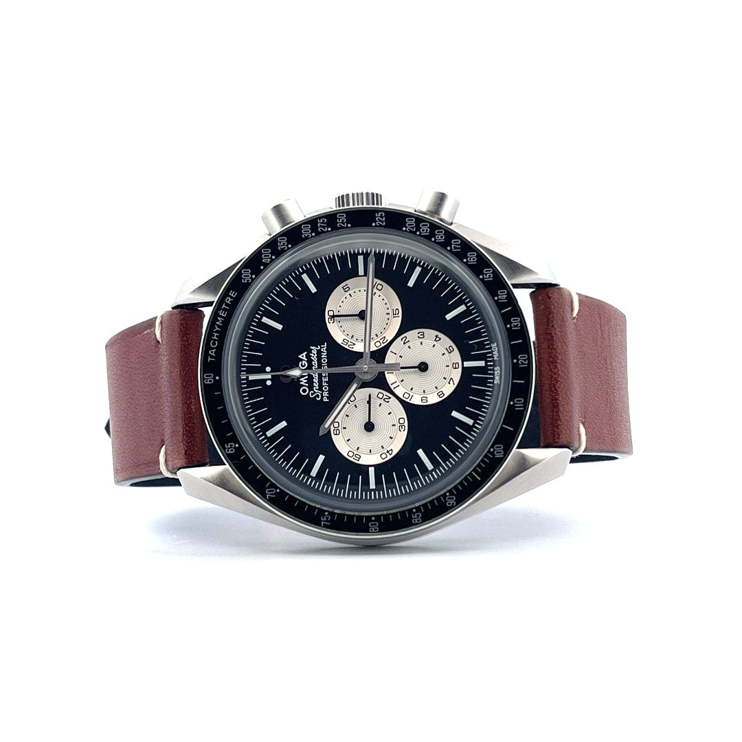 Omega Speedmaster Professional mit braunem Lederband und schwarzem Zifferblatt auf weissem Hintergrund