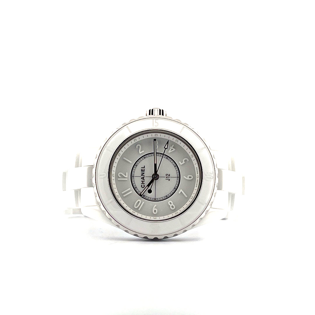 Chanel J12 33mm aus weißer Keramik mit Zifferblatt und weißem Keramikarmband in Frontansicht