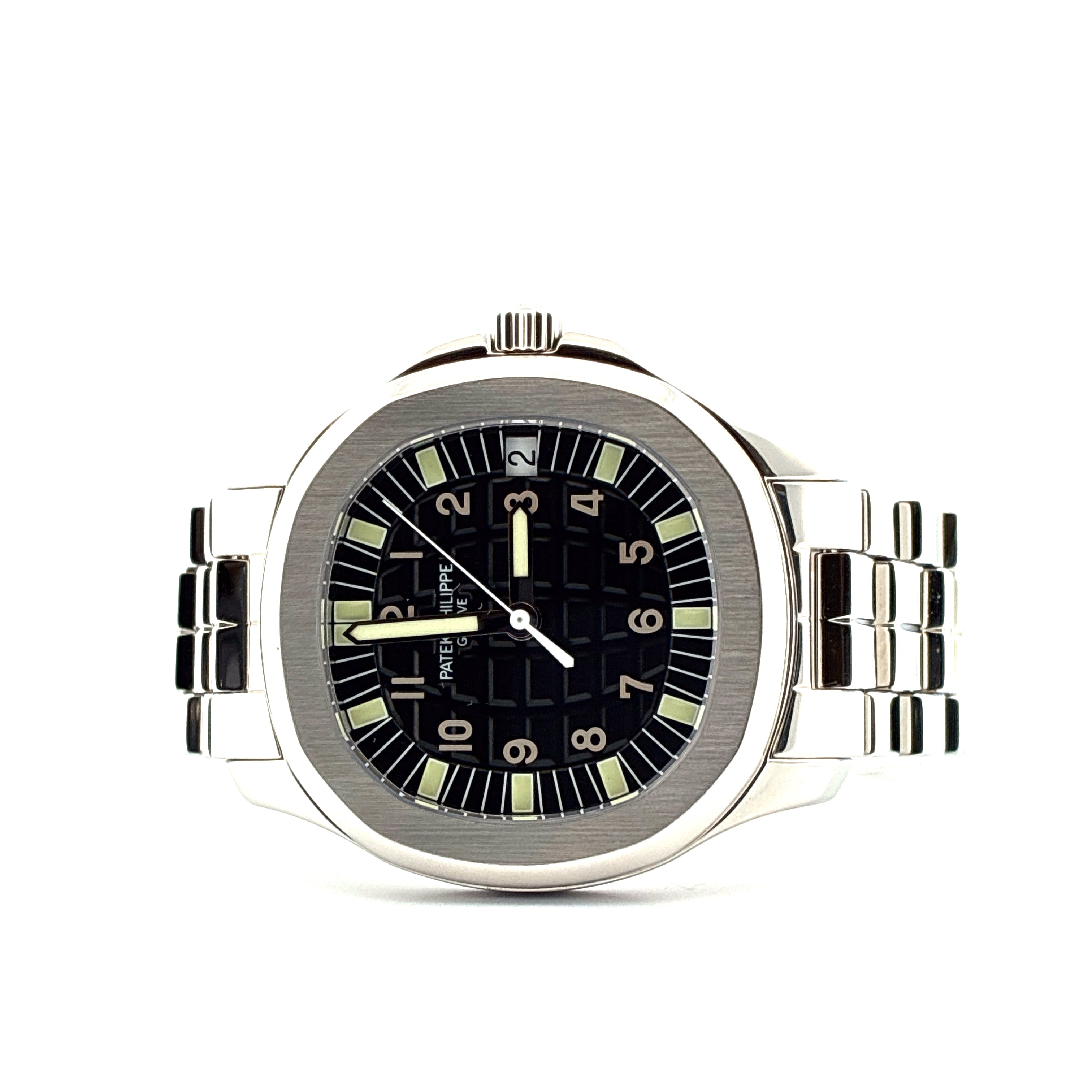 Patek Philippe Aquanaut in Edelstahl, Frontansicht mit schwarzem Zifferblatt und Metallarmband