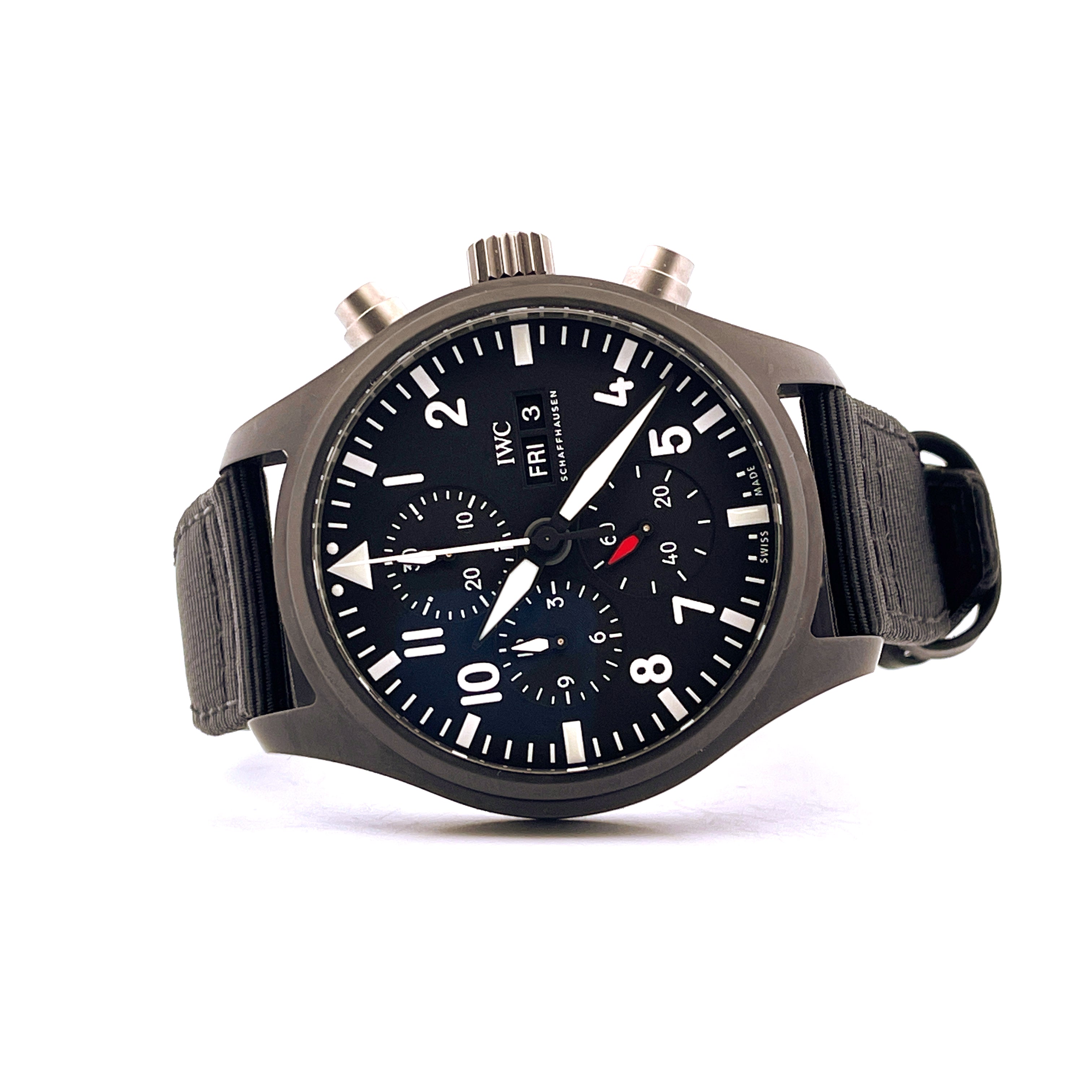 IWC Pilot Chronograph Keramik Gehäuse mit schwarzem Textilarmband von vorne mit weißem Hintergrund