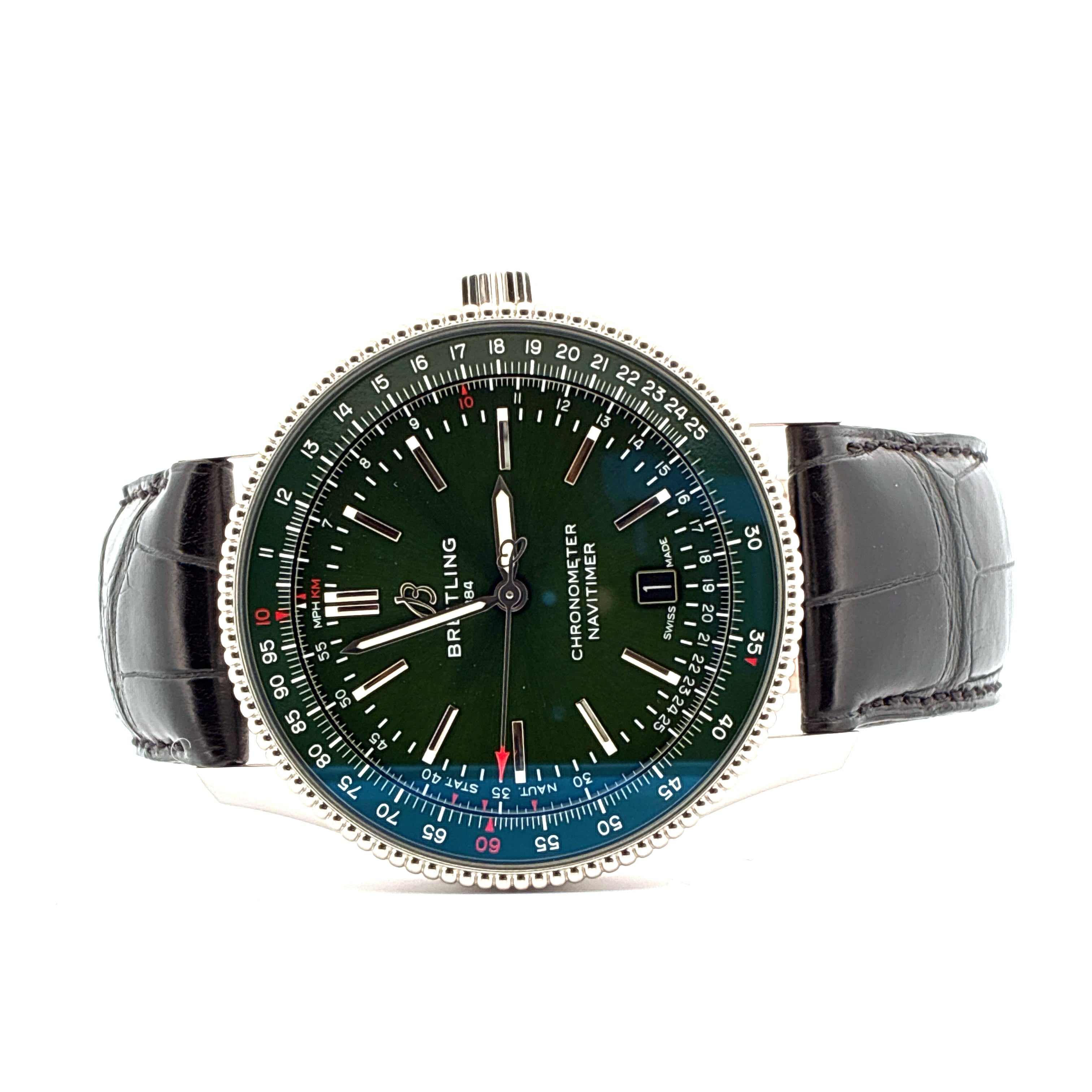 Breitling Navitimer Automatic 41, grüne Herrenuhr aus Stahl mit schwarzem Lederarmband, Frontalansicht auf weißem Hintergrund
