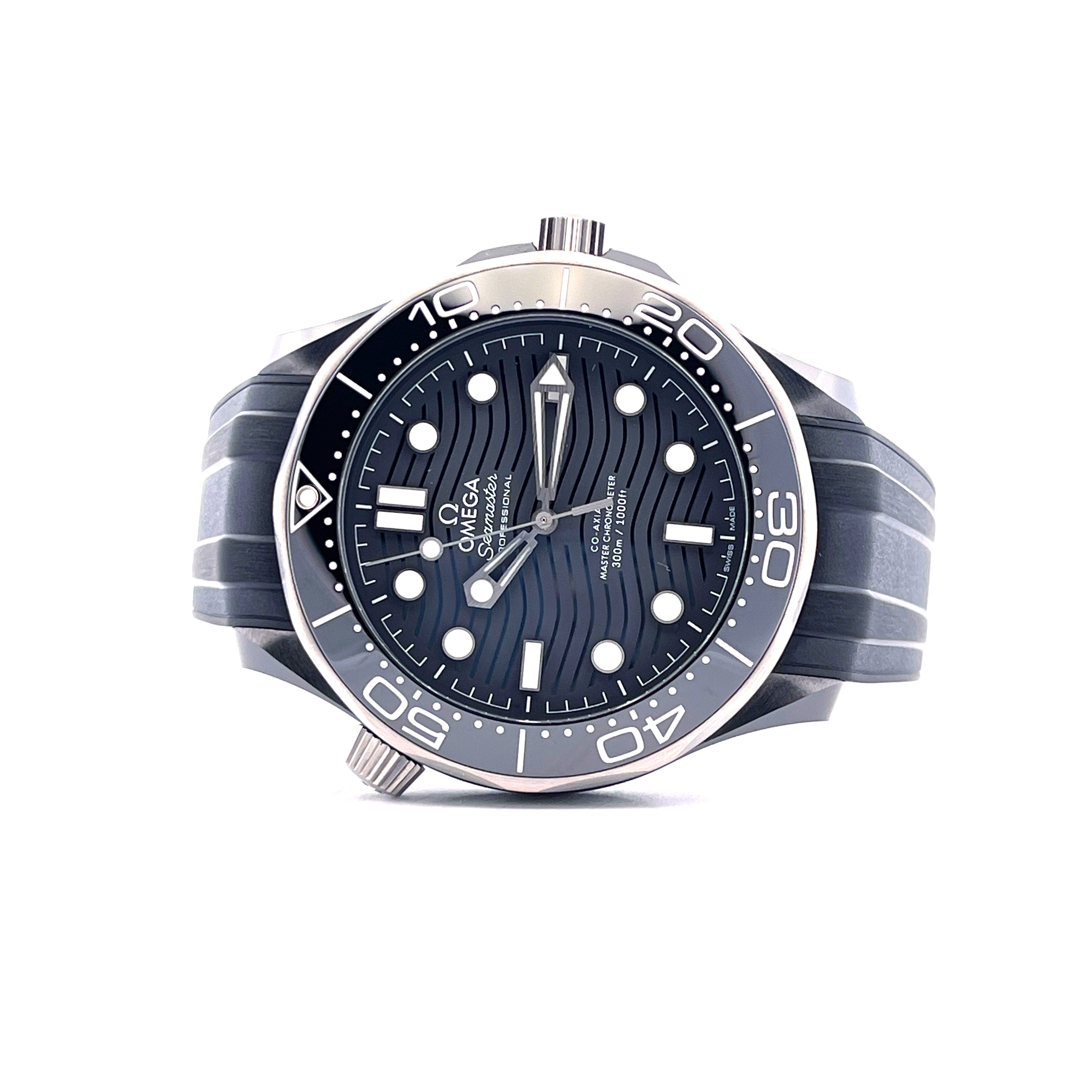 Omega Seamaster Diver 300 M Keramik Titan Frontansicht mit schwarzem Zifferblatt