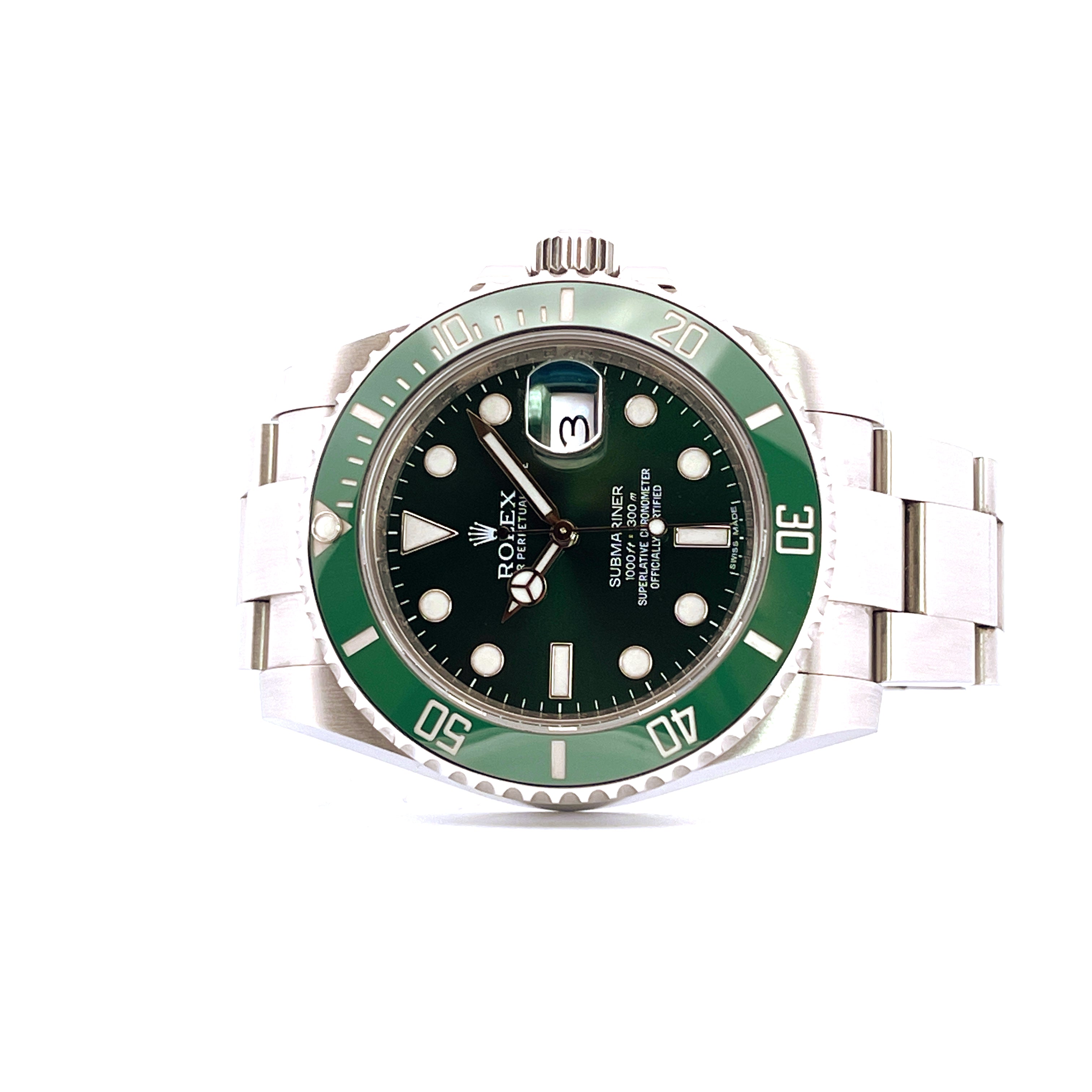 Rolex Submariner Date "Hulk" mit grünem Zifferblatt und Keramiklünette Frontansicht Stahlgehäuse und Armband auf weißem Hi…