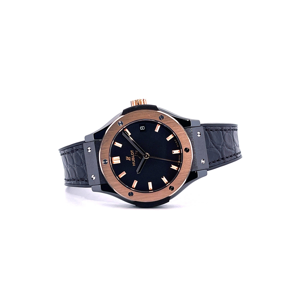 Hublot Classic Fusion Quartz 33mm Ceramic & Gold / Full Set + Invoice + 2nd Rubber + Travel Case / Germany Hublot Boutique 2022, Schrägansicht mit Zifferblatt, Krone und Armband vor weißem Hintergrund