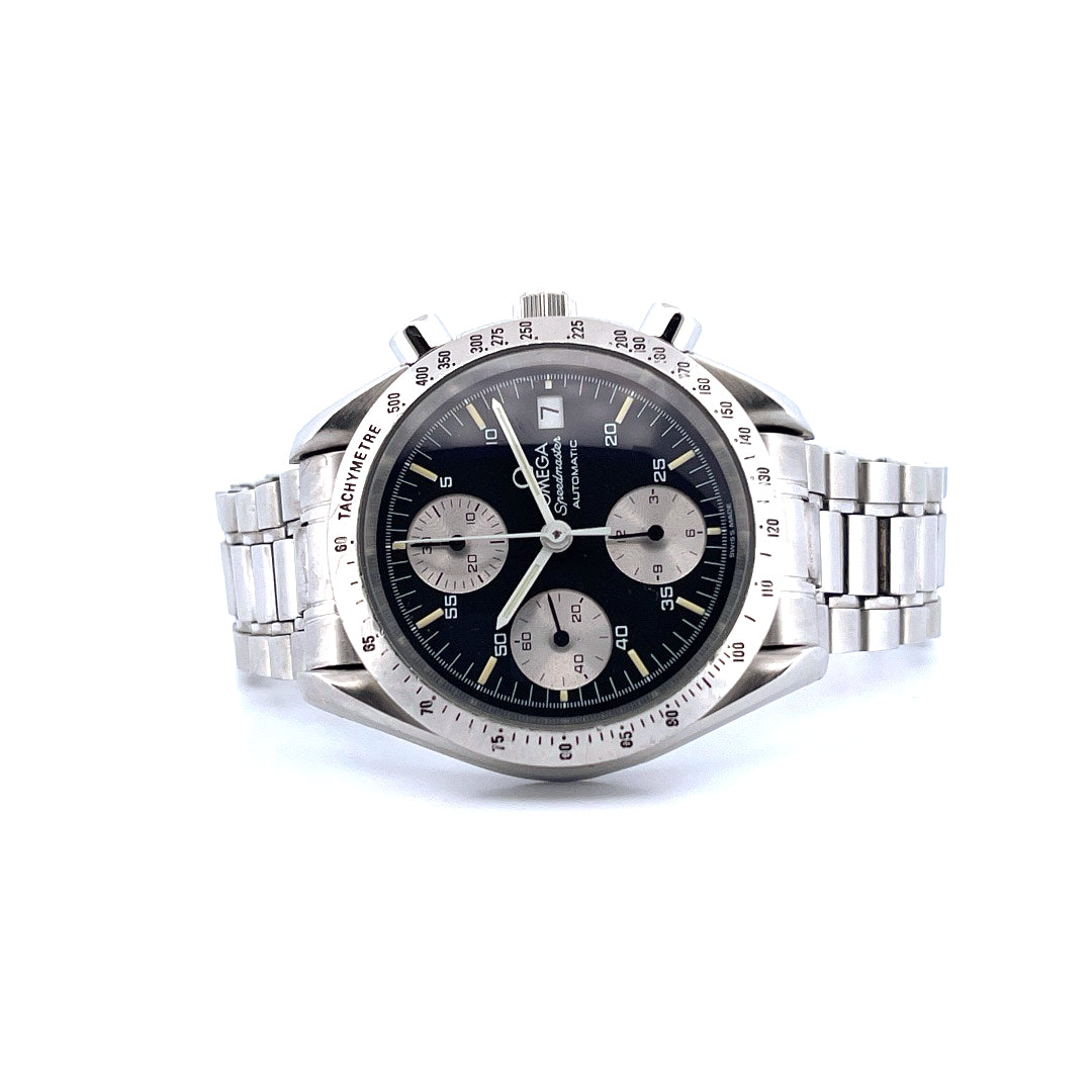 Omega Speedmaster Date / very good condt. / full set / box & papers, Vorderansicht mit Zifferblatt, Drückern und Armband vor weißem Hintergrund