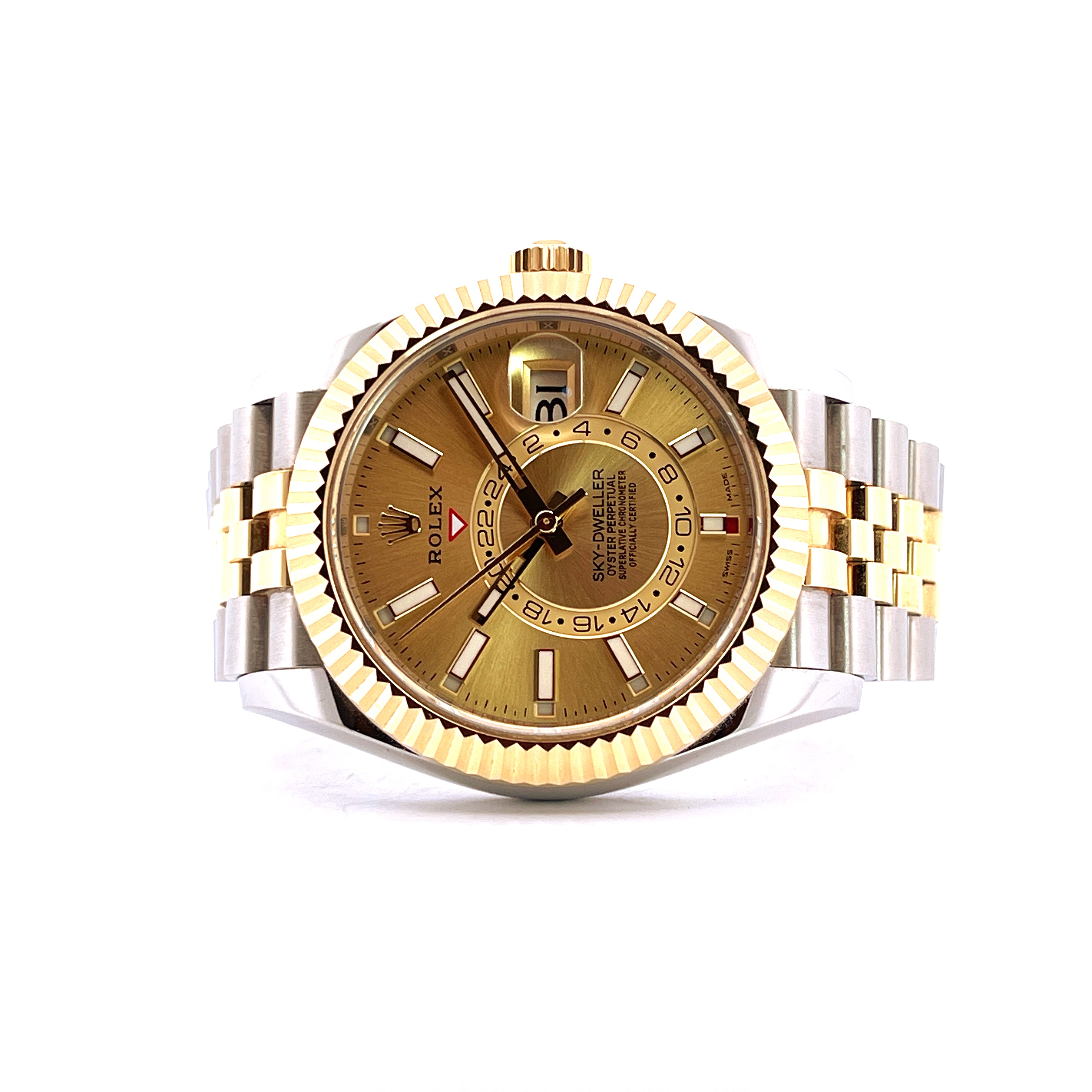 Rolex Sky-Dweller Steel & Gold Jubilee im Vordergrund mit goldenem Zifferblatt und Datumsanzeige