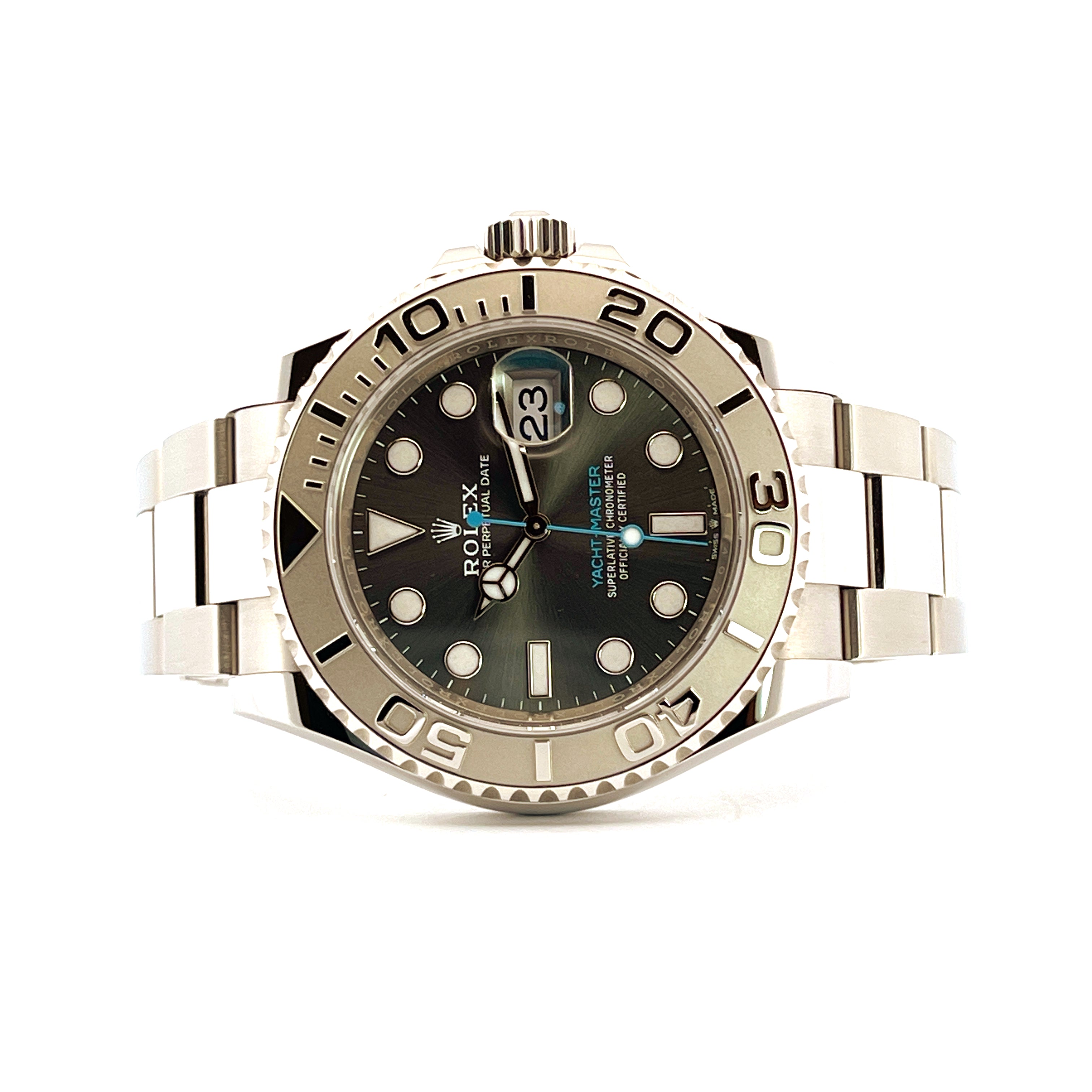 Rolex Yacht-Master 40 Rhodium aus Edelstahl, Frontalansicht auf weißem Hintergrund