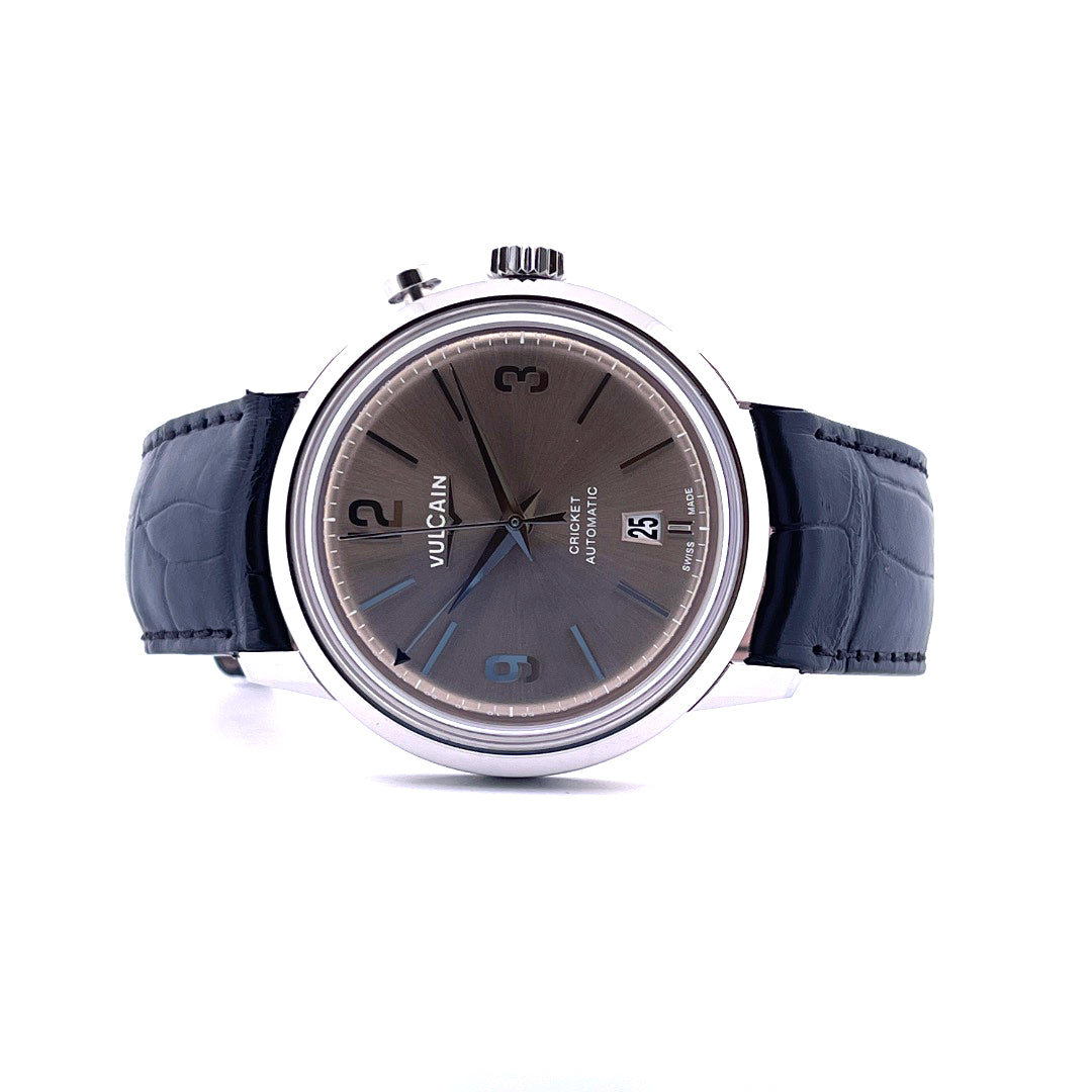 Vulcain 50s Presidents Watch: Frontansicht einer grauen Herrenuhr mit schwarzem Krokodillederarmband auf weißem Hintergrund