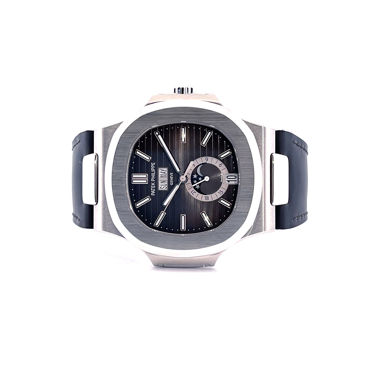 Patek Philippe Nautilus Annual Calendar 5726A-001 / premium Condition / Full Set / second Strap / Germany / 2025, Vorderansicht mit Zifferblatt, Krone und Armband vor weißem Hintergrund