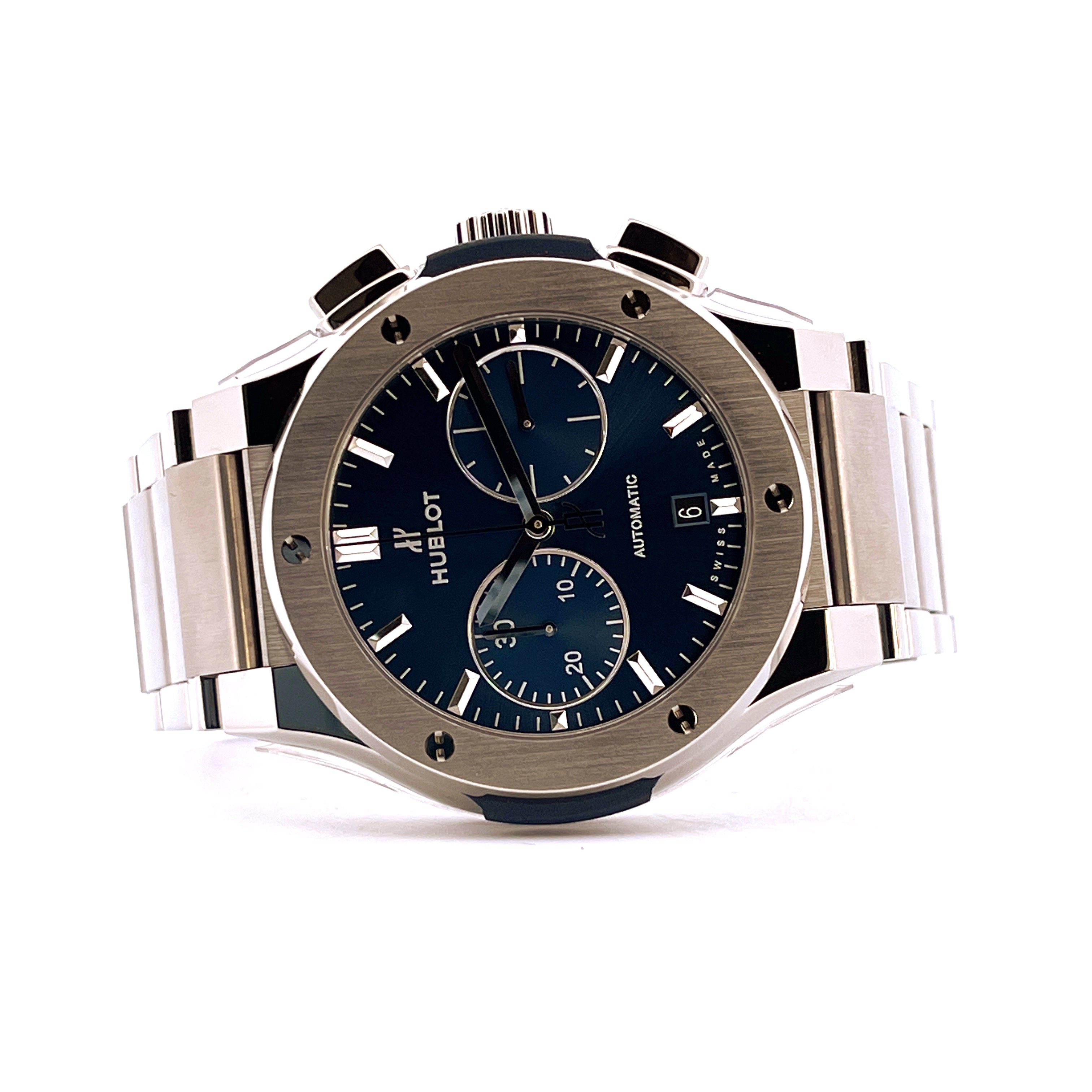 Hublot Classic Fusion Chronograph aus Titan mit blauem Zifferblatt im Frontalansicht auf weißem Hintergrund