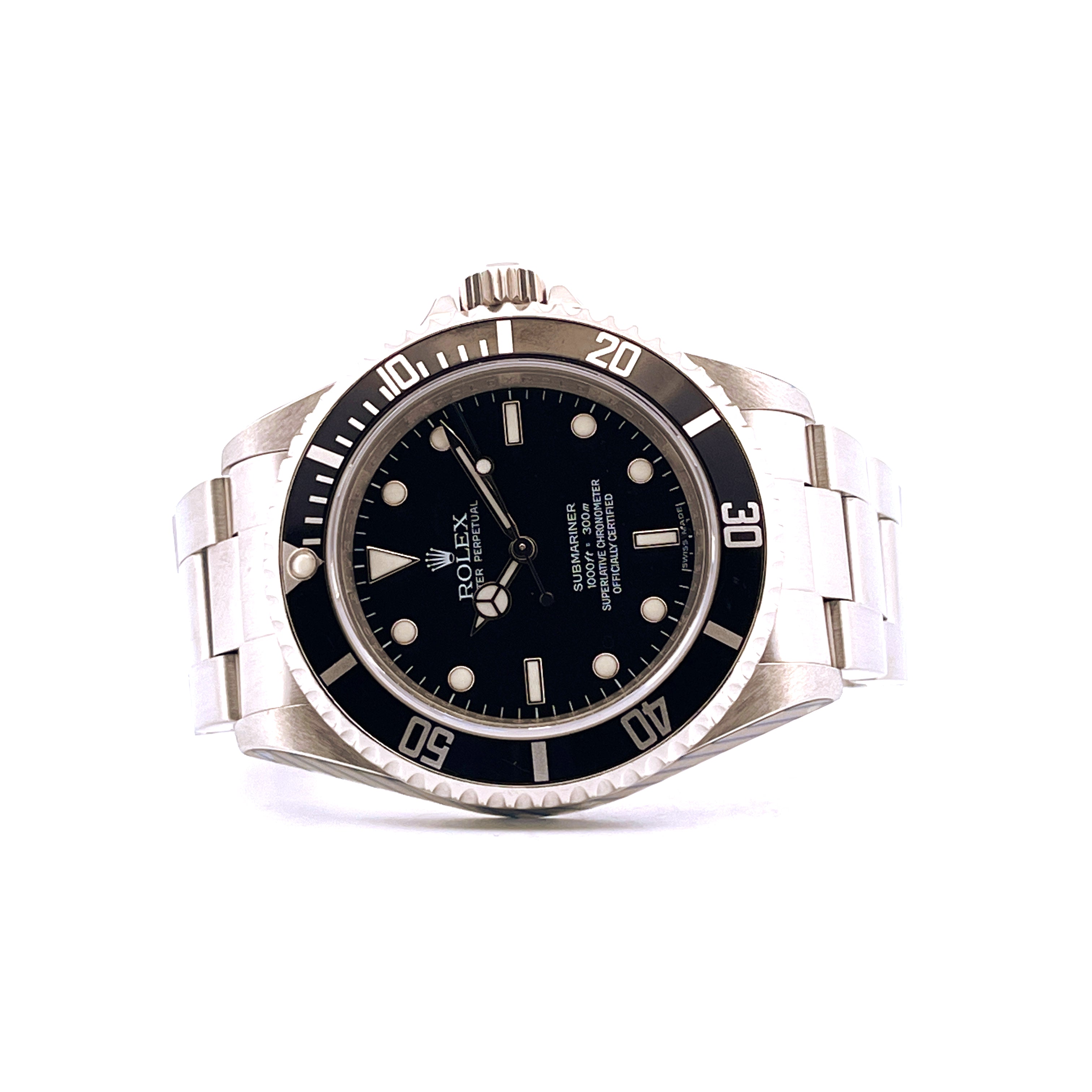 Rolex Submariner No Date 14060M Frontansicht mit schwarzem Zifferblatt und Stahlband auf weißem Hintergrund