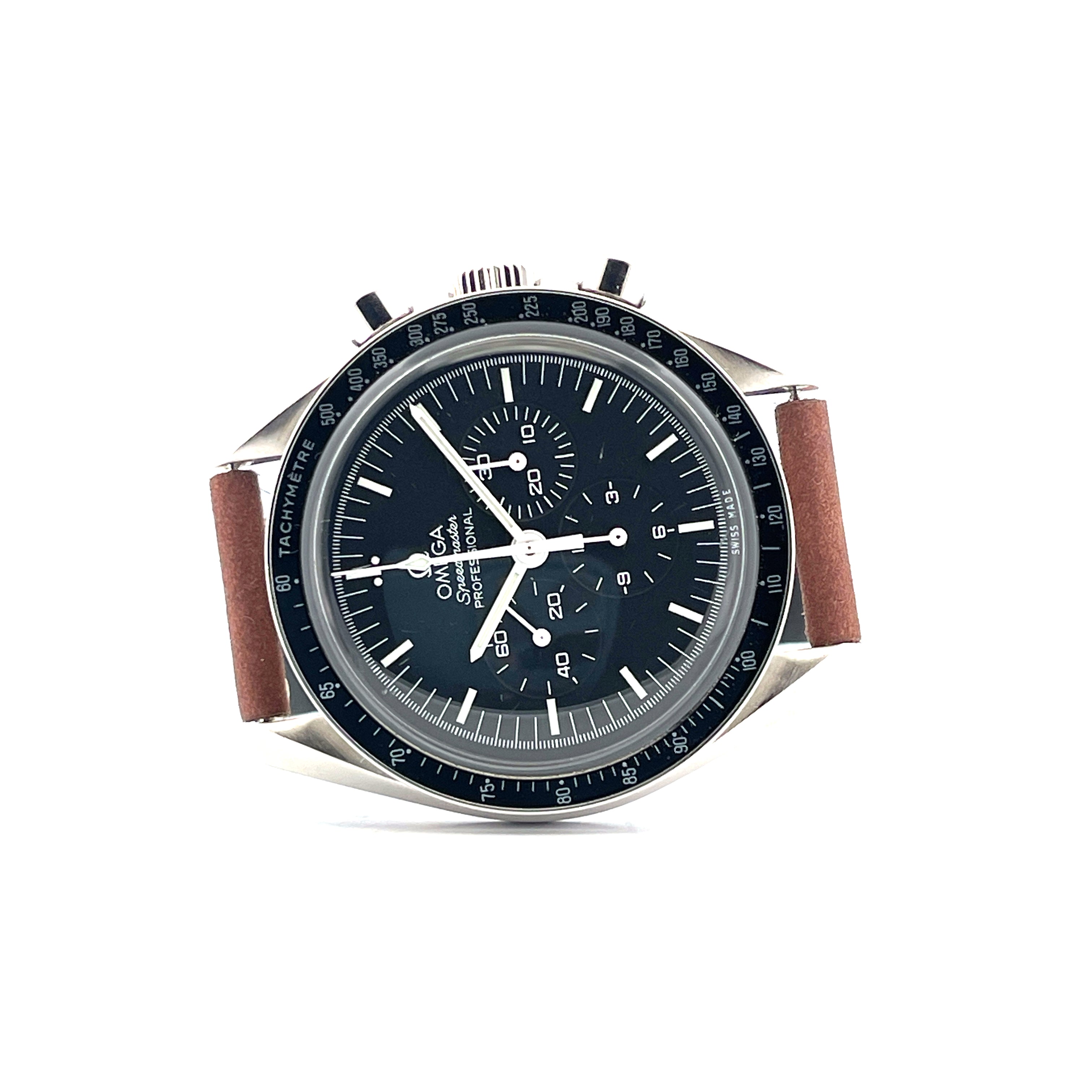 Omega Speedmaster Professional Moonwatch mit braunem Lederarmband und schwarzem Zifferblatt auf weißem Hintergrund