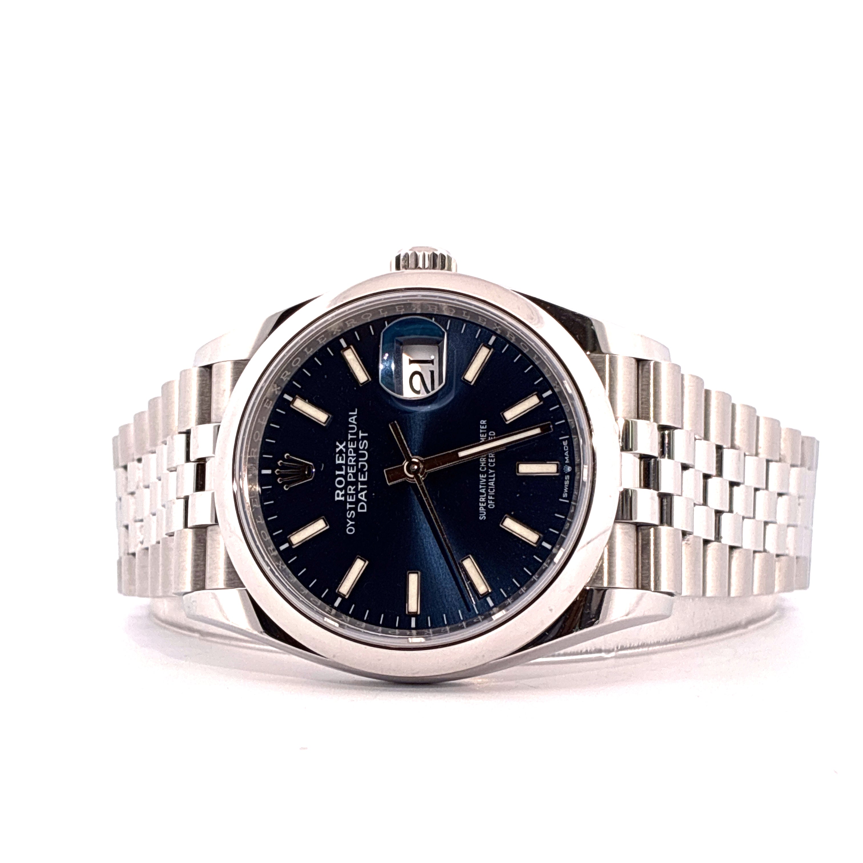 Rolex Datejust 36 mit blauem Zifferblatt und Jubilee-Armband im Voll-Set aus Stahl auf weissem Hintergrund