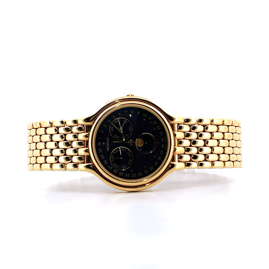 Movado Certo Museum Uhr mit goldenem Gliederarmband und schwarzem Zifferblatt mit Mondphasenanzeige vor weissem Hintergrund