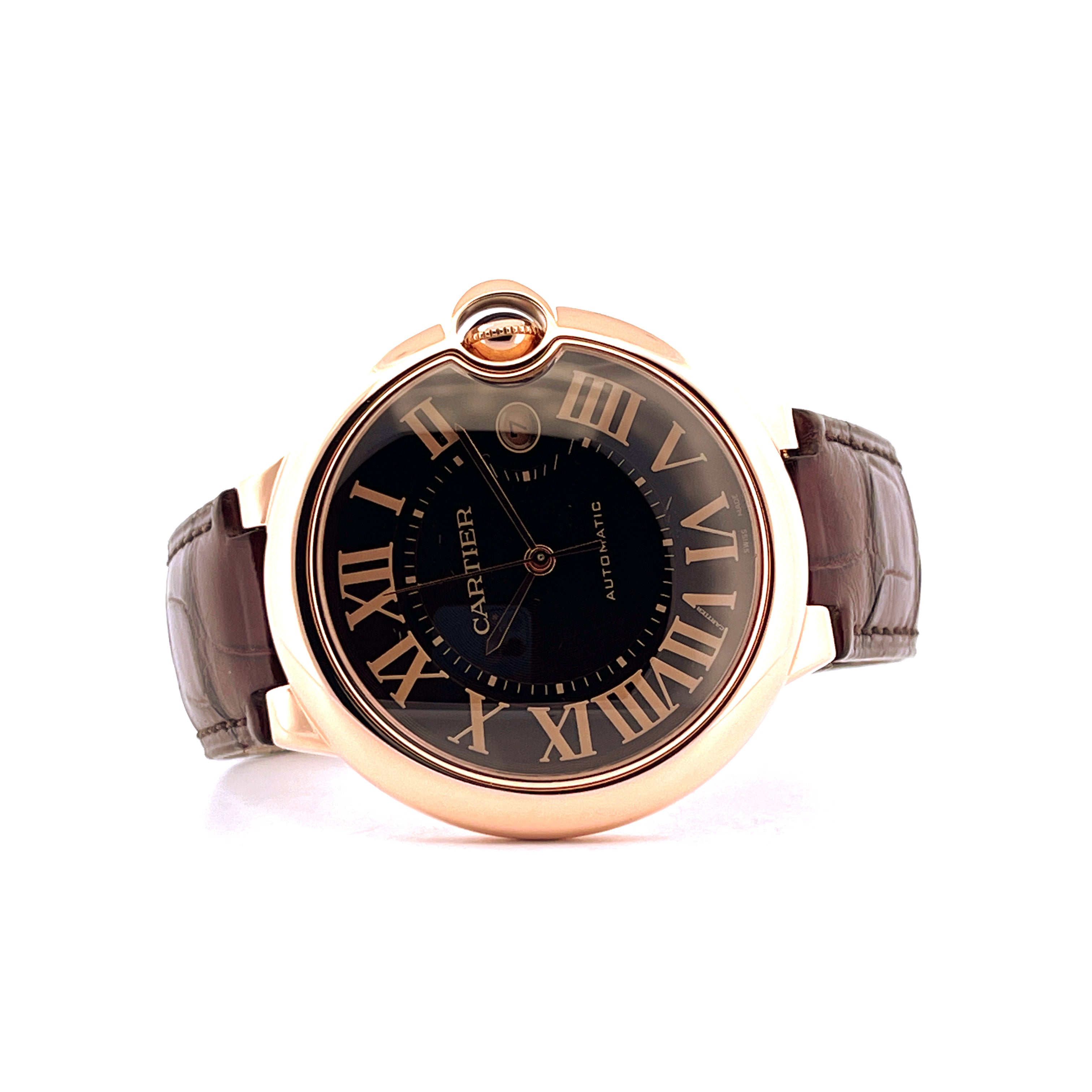 Cartier Ballon Bleu Gold 42mm Herrenuhr mit Automatikwerk und braunem Lederarmband auf weißem Hintergrund
