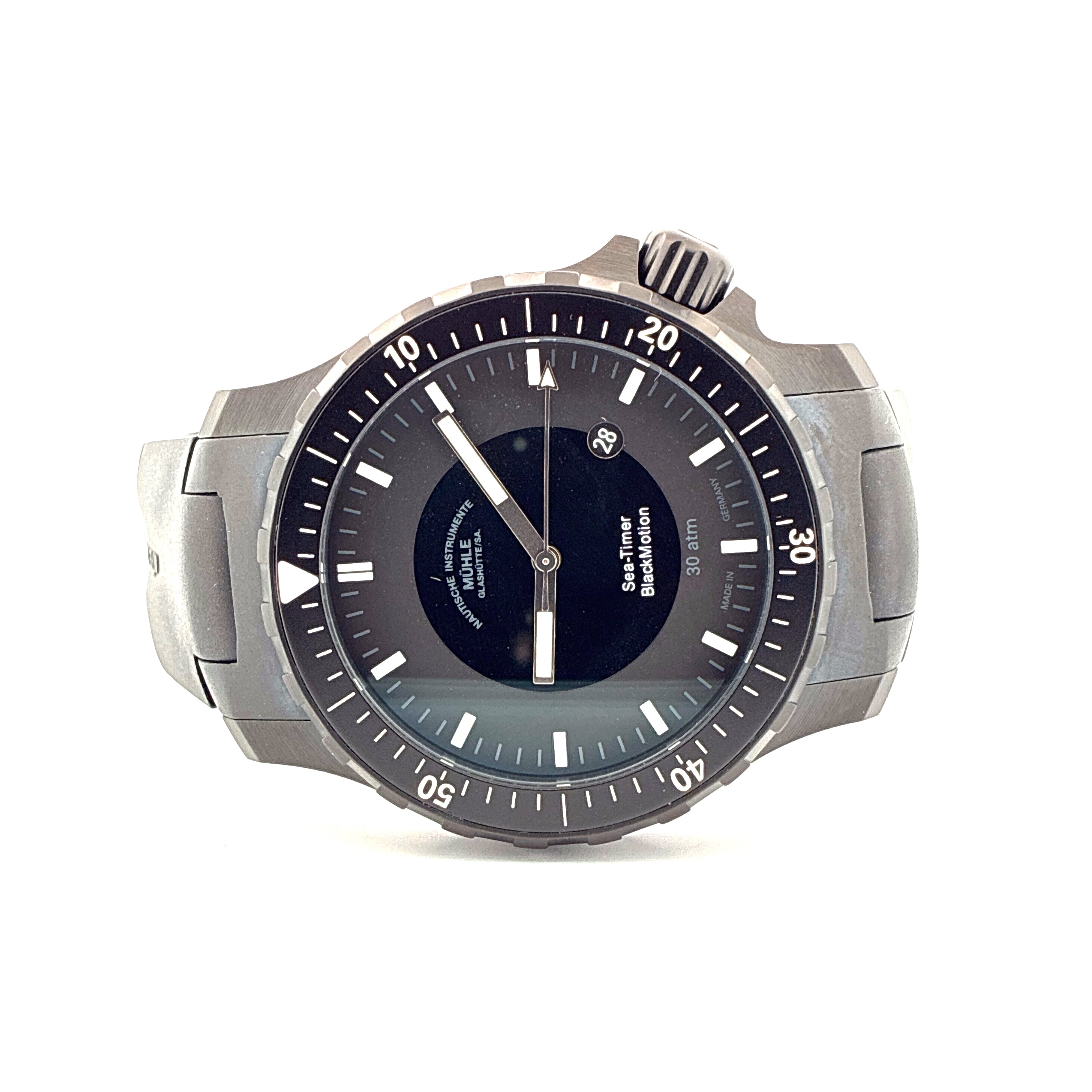 Mühle Glashütte Sea-timer Blackmotion aus Stahl mit schwarzem Zifferblatt und Automatikwerk vor weißem Hintergrund