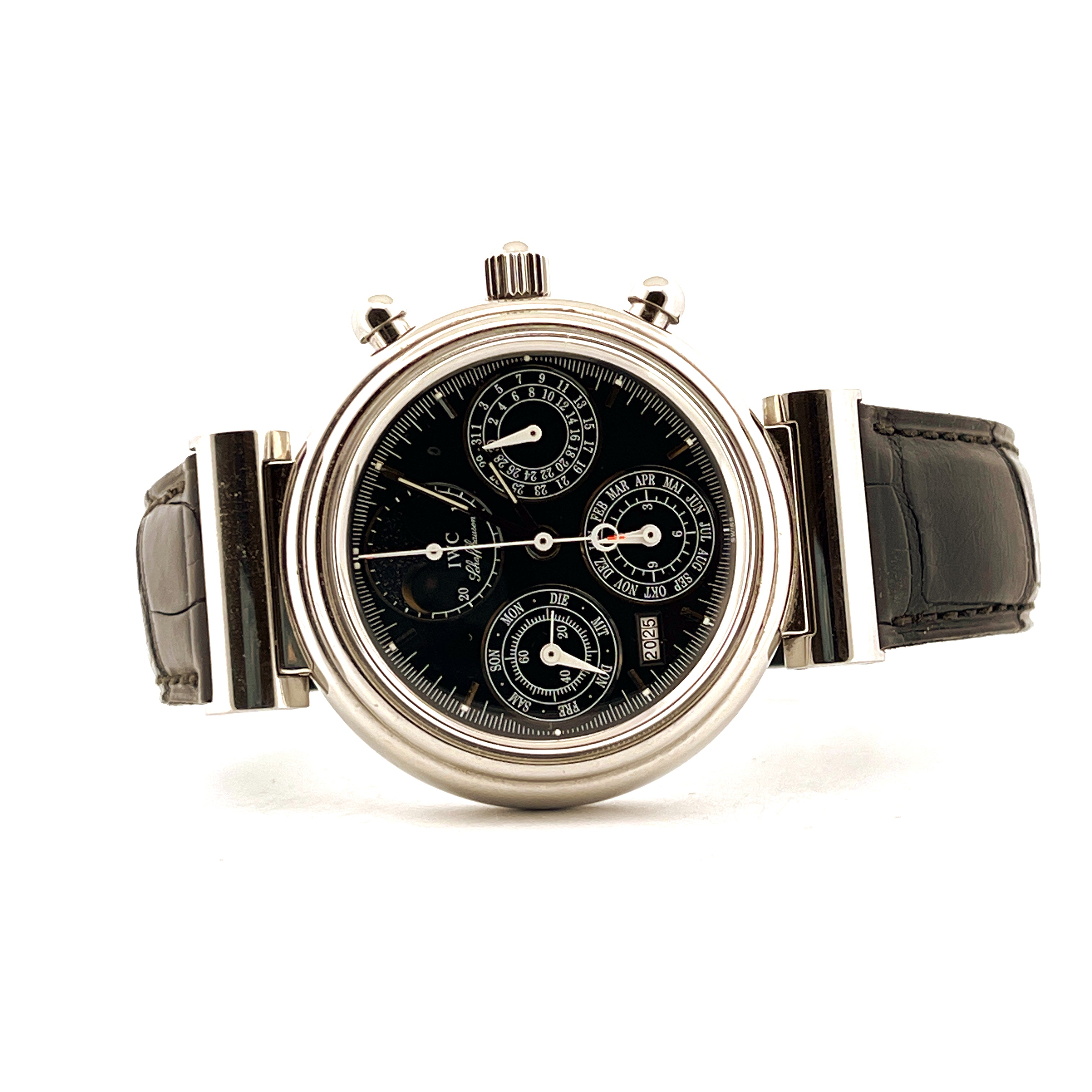 IWC Da Vinci Perpetual Calendar aus Edelstahl mit schwarzem Zifferblatt und schwarzem Lederarmband in Frontalansicht