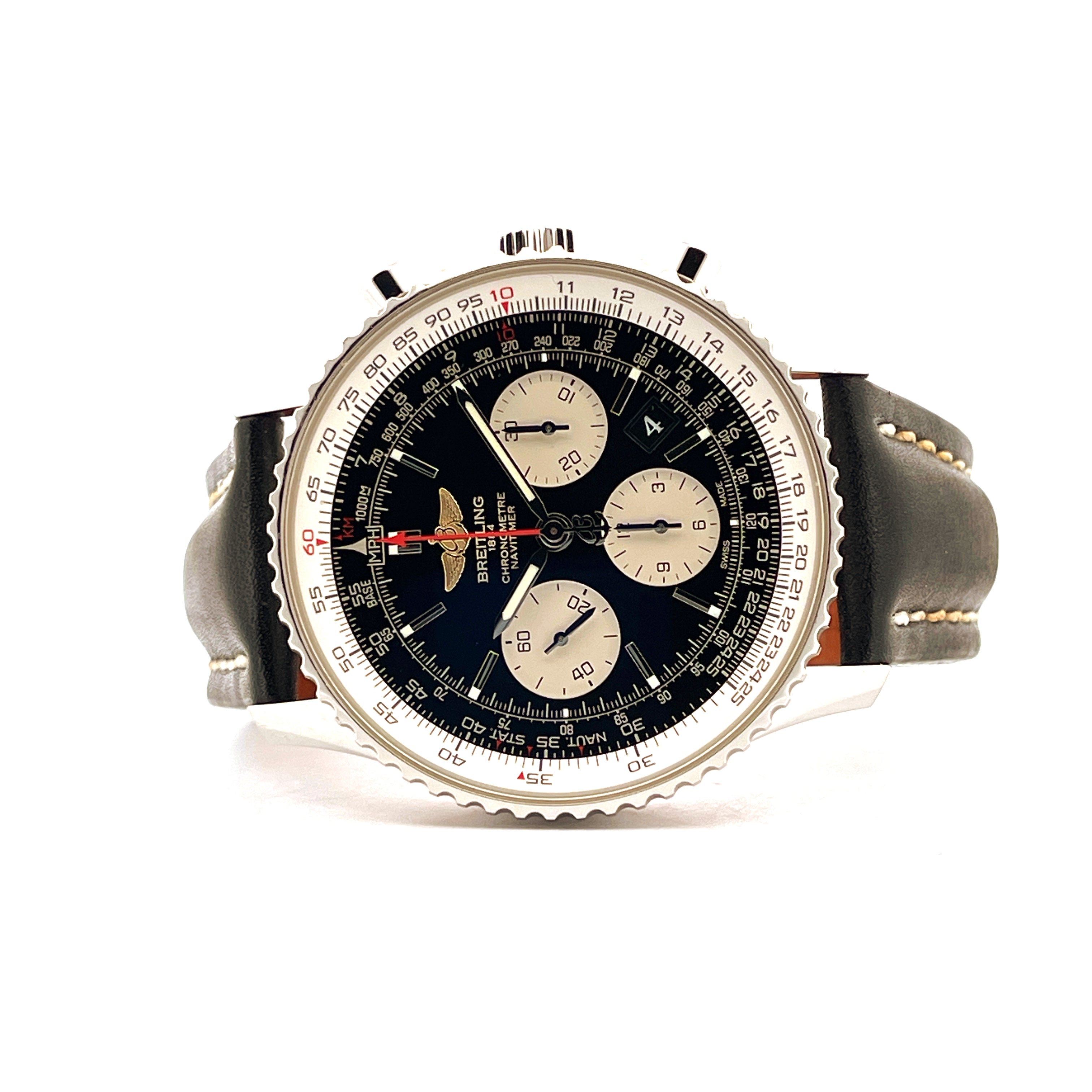 Breitling Navitimer B01 im Frontalansicht mit schwarzem Lederarmband auf weißem Hintergrund